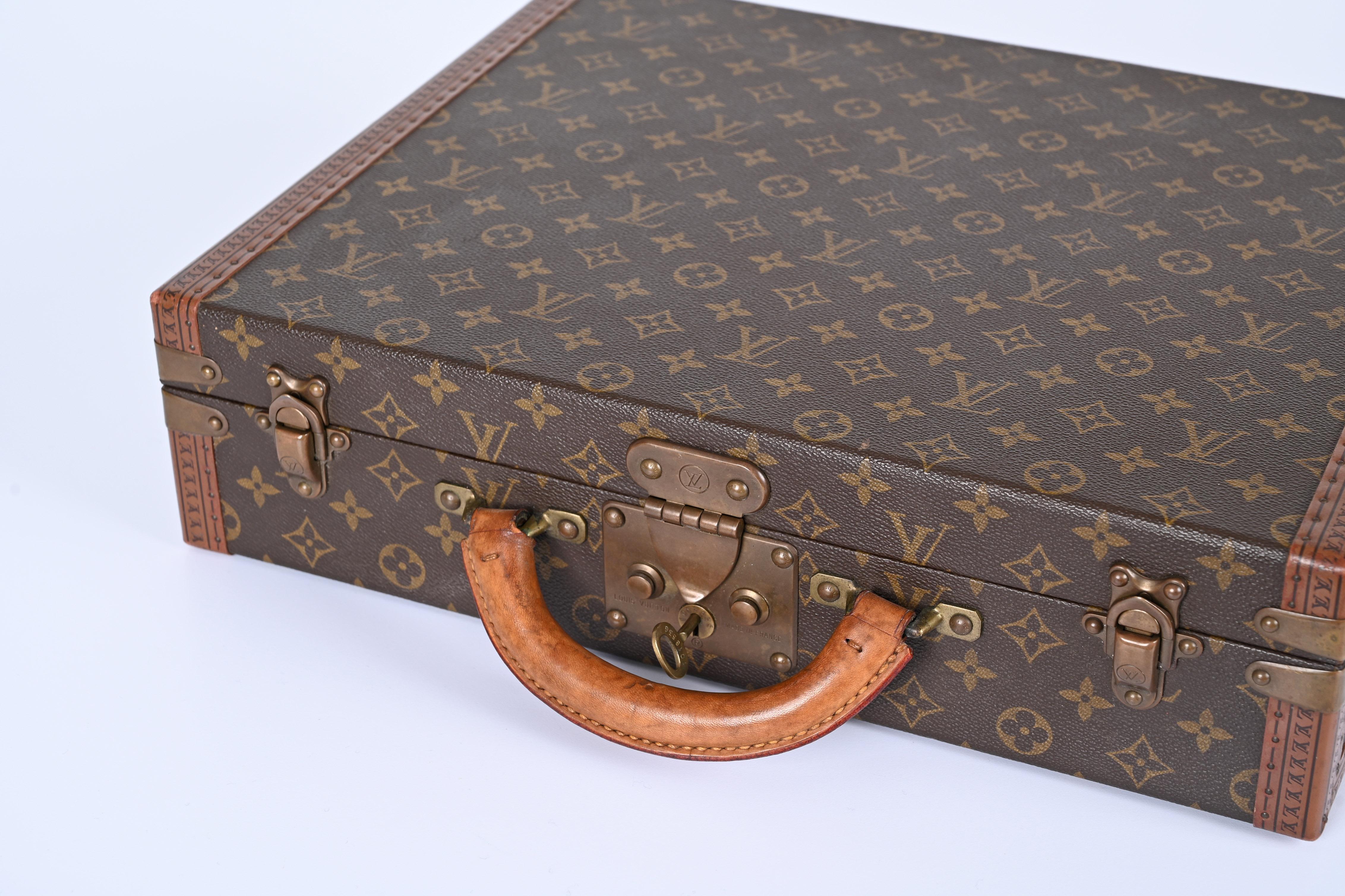 Stunning original midcentury vintage Louis Vuitton briefcase. This iconic item was designed in France during the 1980s.

This spectacular trunk case features the paradigmatic monogram canvas with beautiful leather trims with the LV logo all