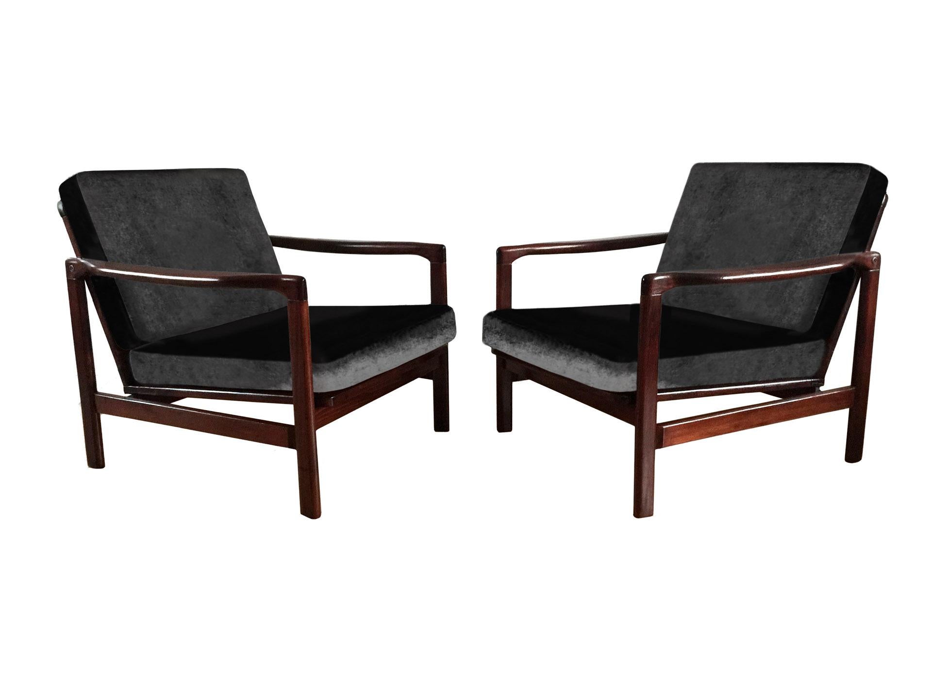 The set of two lounge chairs model B-7752, designed by Zenon Baczyk, has been manufactured by Swarzedzkie Fabryki Mebli in Poland in the 1960s. 
The structure is made of beech wood in a warm palisander color, finished with a high gloss varnish. The