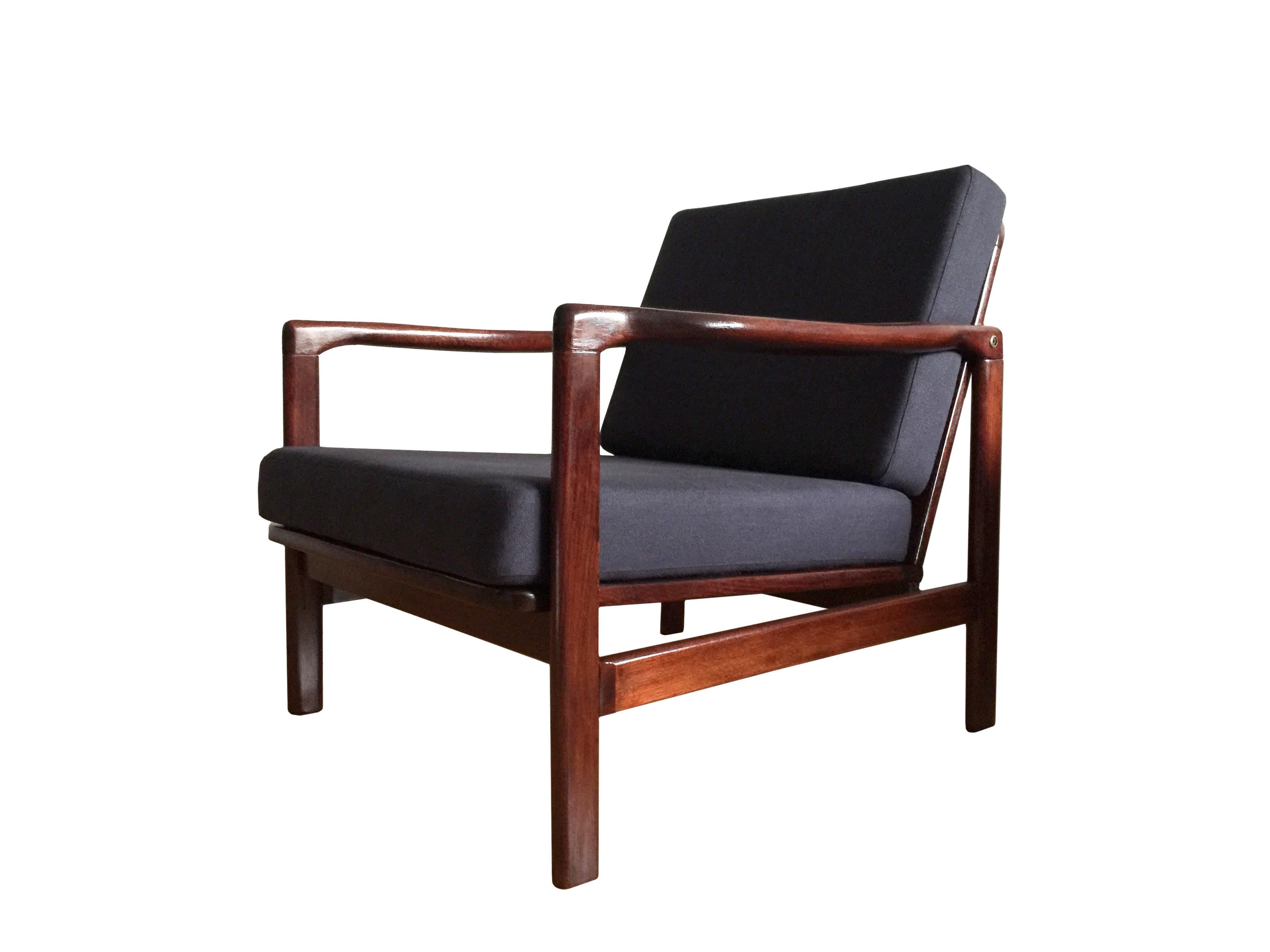 The set of two lounge chairs model B-7752, designed by Zenon Baczyk, has been manufactured by Swarzedzkie Fabryki Mebli in Poland in the 1960s. The structure is made of beech wood in a warm palisander color, finished with a high gloss varnish. The