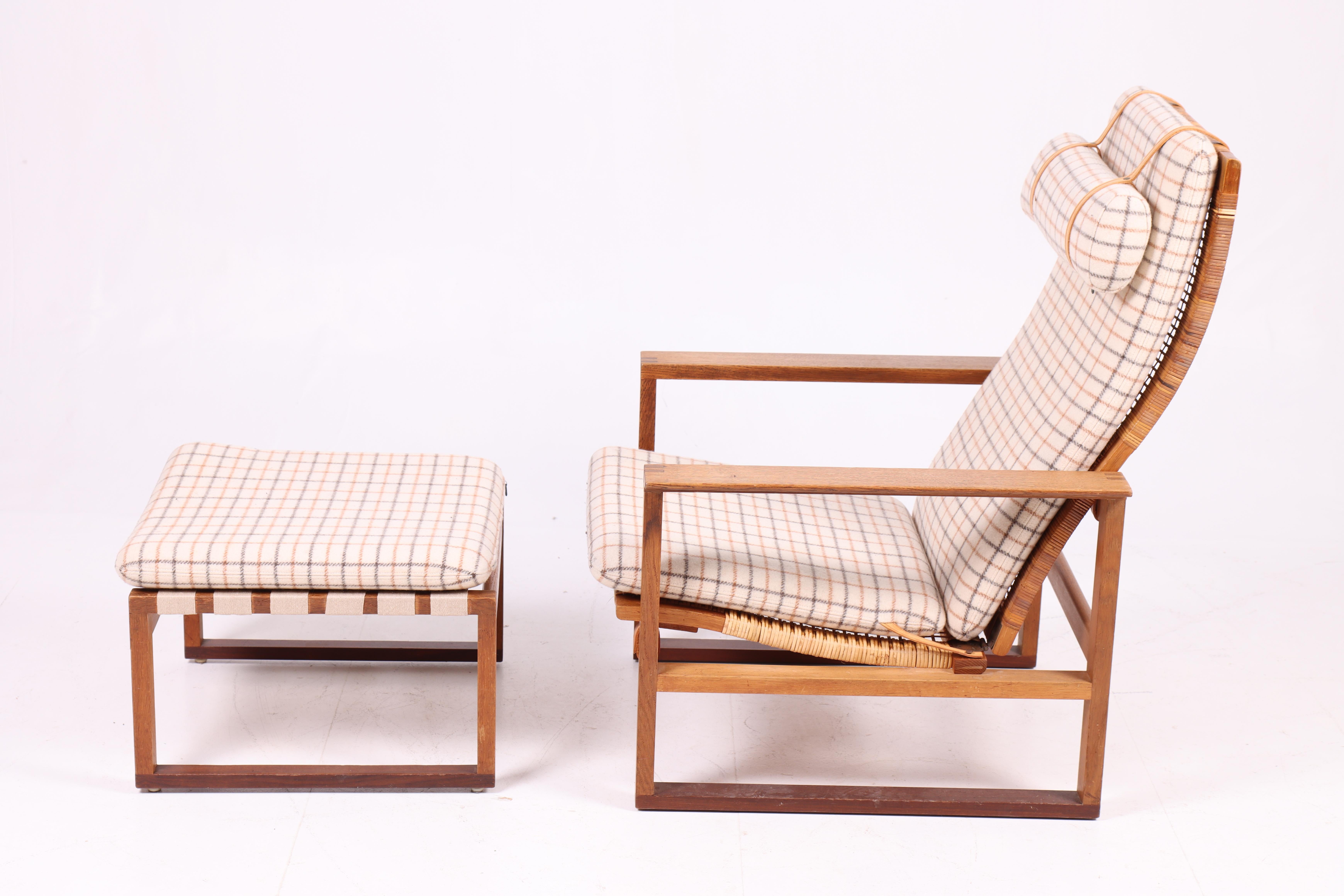 Comfortable lounge and matching ottoman chair in solid oak and cane. Designed by MAA. Børge Mogensen for Fredericia Furniture. Made in Denmark, circa 1965.