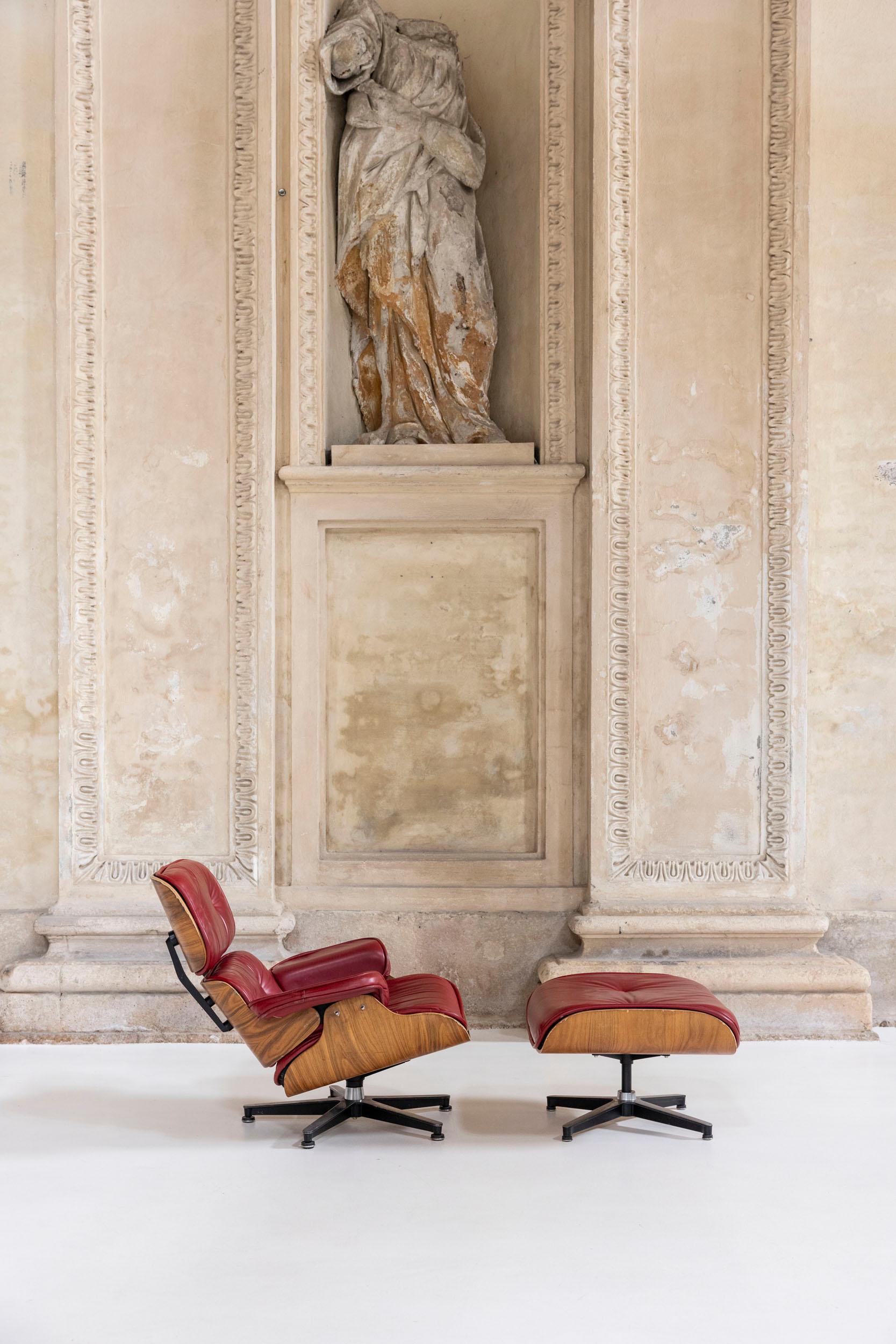 Sedia e pouf di metà secolo disegnati da Charles and Ray Eames, questo pezzo è la versione moderna della vecchia sedia club inglese. 
Questa poltrona conica è stata disegnata da Charles and Ray Eames nel 1956 per Herman Miller e prodotta da Vitra