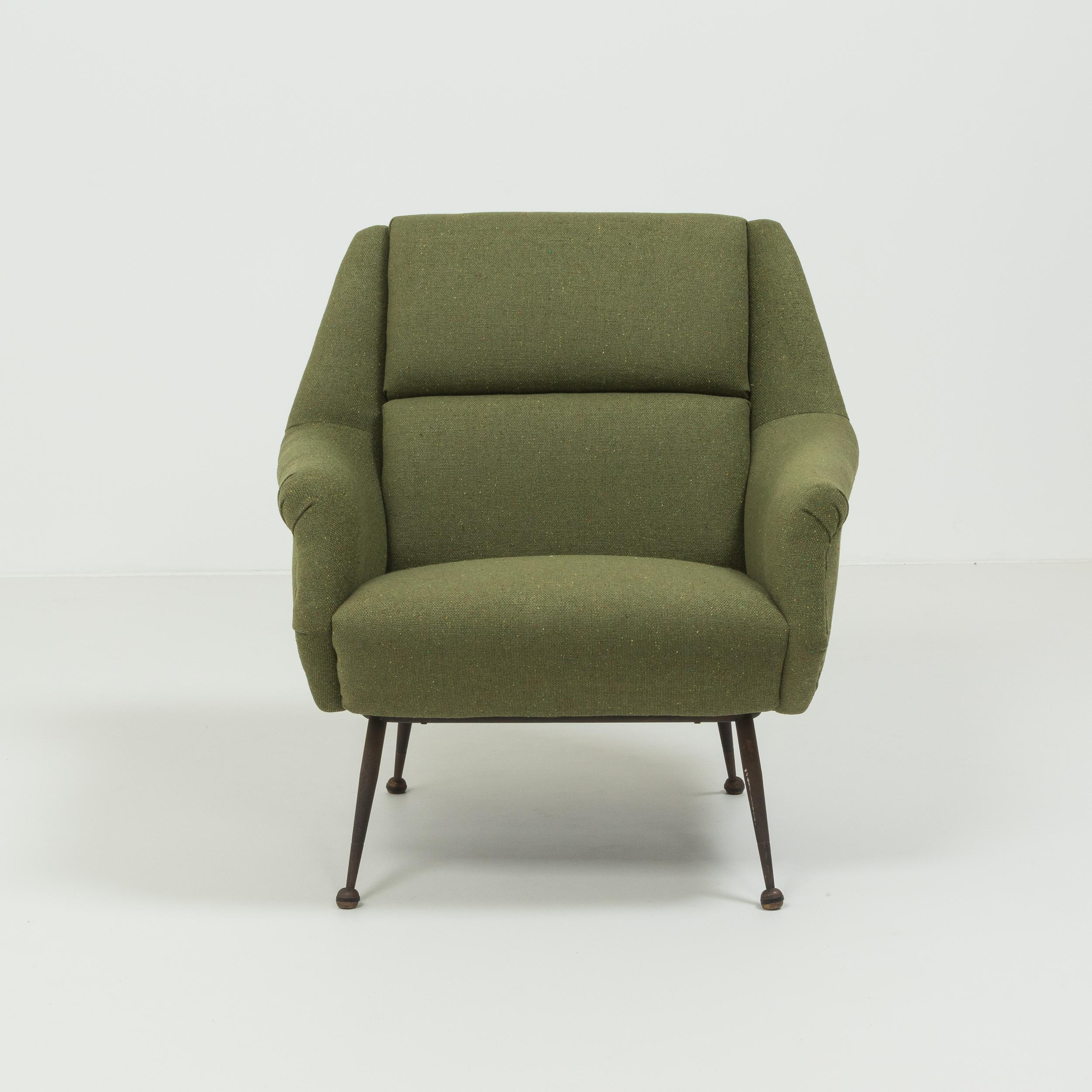 Designed by Gio Ponti for Minotti, this Classic lounge chair is a fantastic example of Mid-Century Modern design.

The chair has been newly and completely reupholstered in olive green tweed wool with multicolored flecks.

Featuring metal stiletto