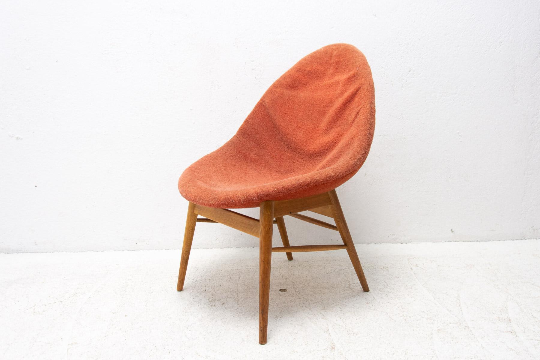 An interesting example of Czechoslovak mid-century furniture design presents this easy chair designed by Miroslav Navratil associated with “Brussels period” and world-renowned EXPO 58.
The chairs has a laminated construction and wooden legs. The