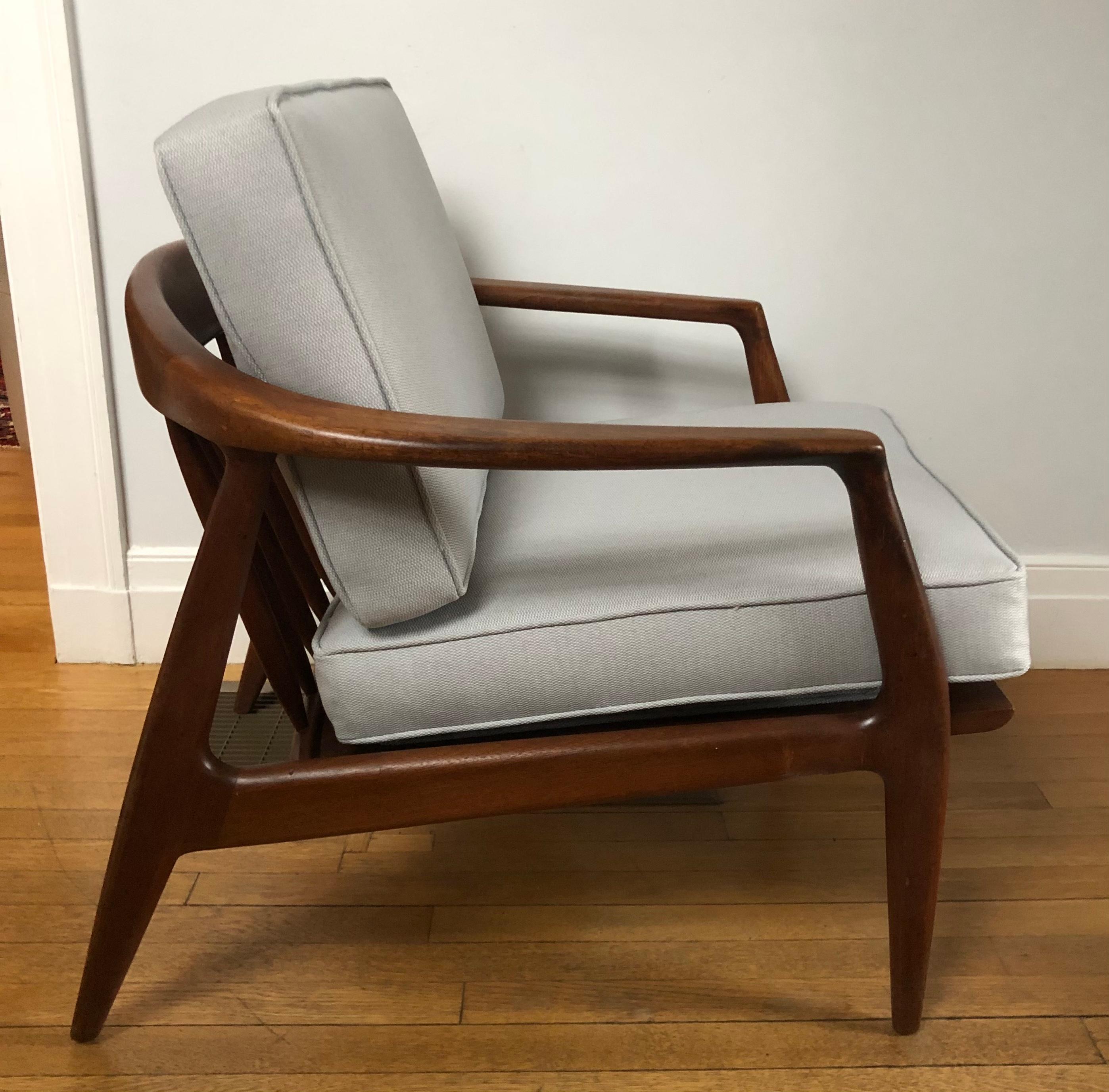 Midcentury teak lounge chair with curved back. This iconic chair was designed by Folke Ohlsson for DUX (Model 72-C). It was made in Sweden and dates back to the 1950s-1960s.
The wood frame of this lounge chair is in very good condition with a nice