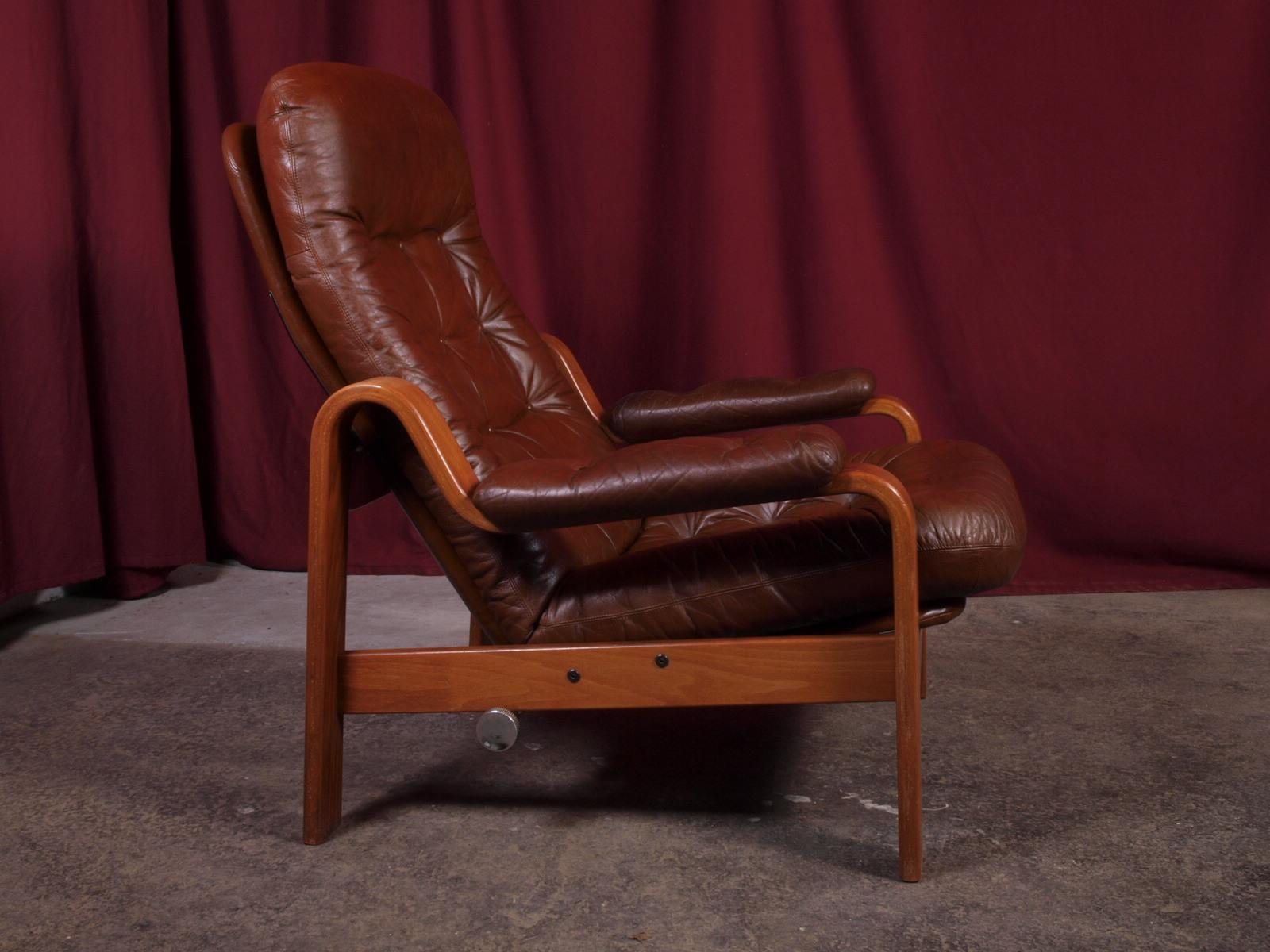 Midcentury Lounge Chair in Darkstained Beechwood and Red Leather by Göte Möbler In Good Condition In Store Heddinge, DK
