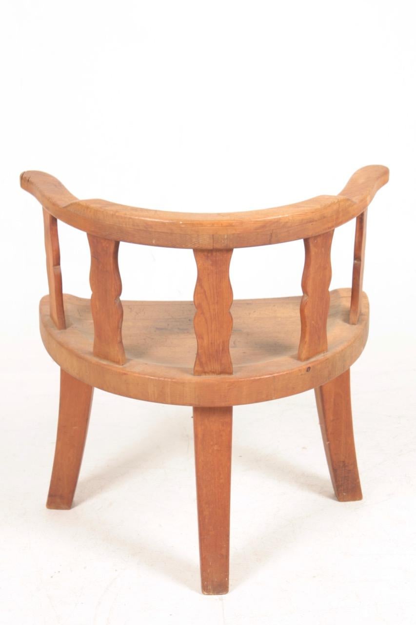 Chaise longue en pin massif conçue et fabriquée en Suède. État original.