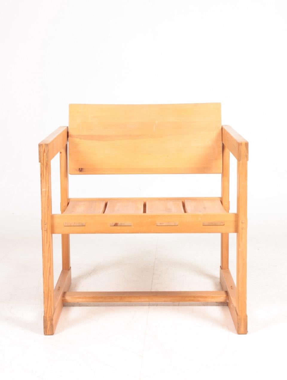Lounge chair in solid pine designed by Edvin Helseth for Trybo Furniture. Made in Norway. Great original condition.