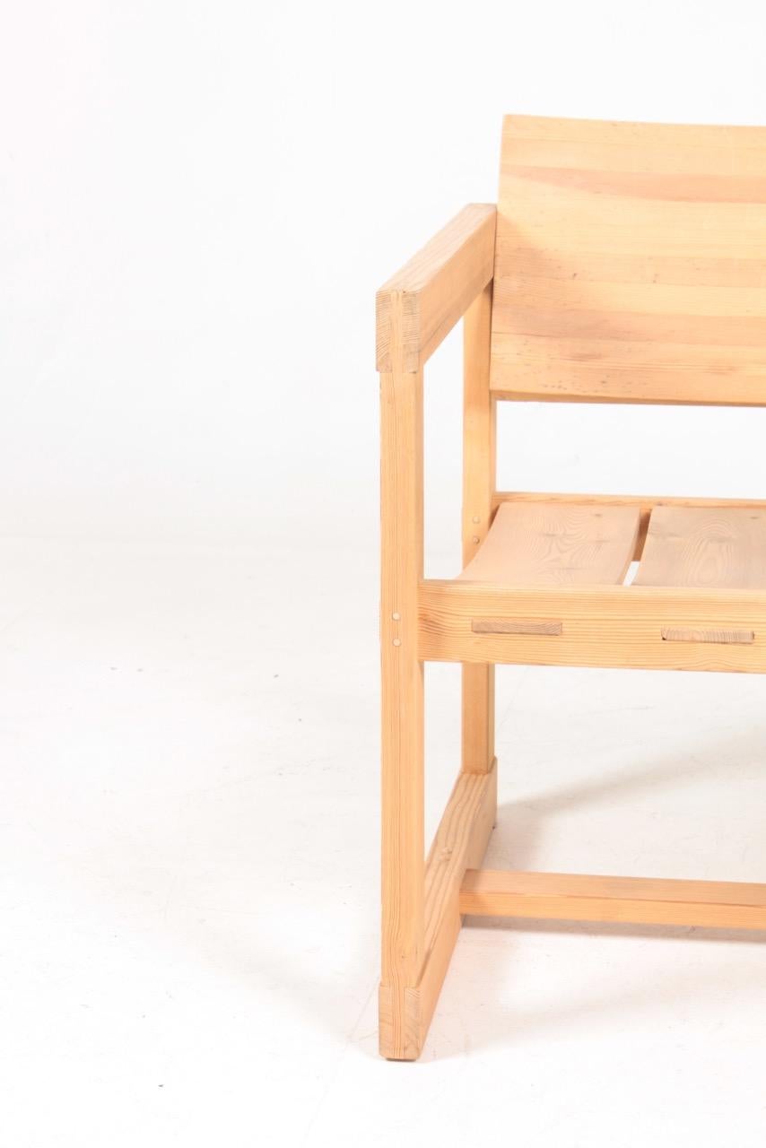 Chaise longue en pin massif conçue par Edvin Helseth pour Trybo Furniture. Fabriqué en Norvège. Excellent état d'origine.