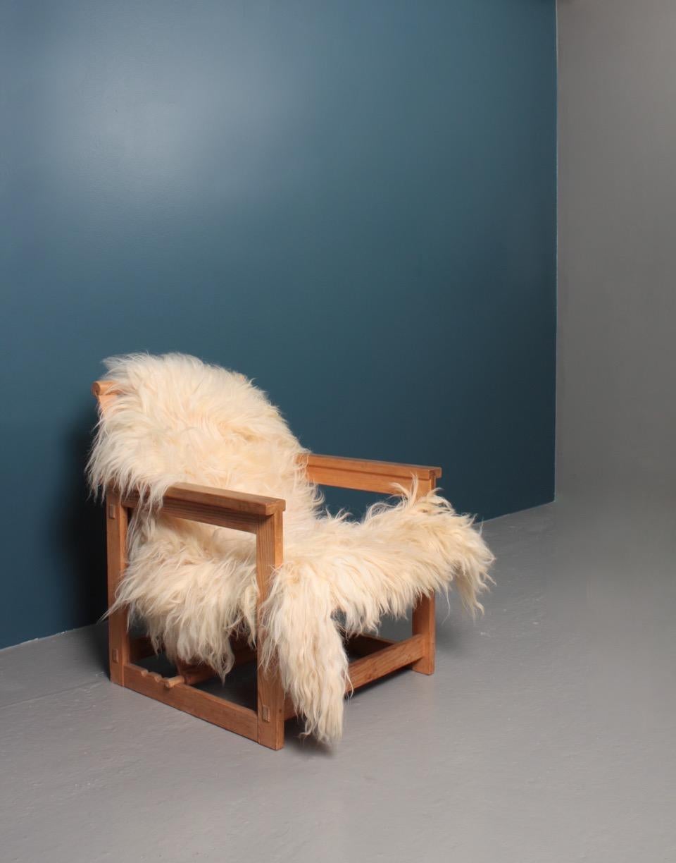 Fauteuil de salon du milieu du siècle en pin massif par Edvin Helseth, années 1960 en vente 1