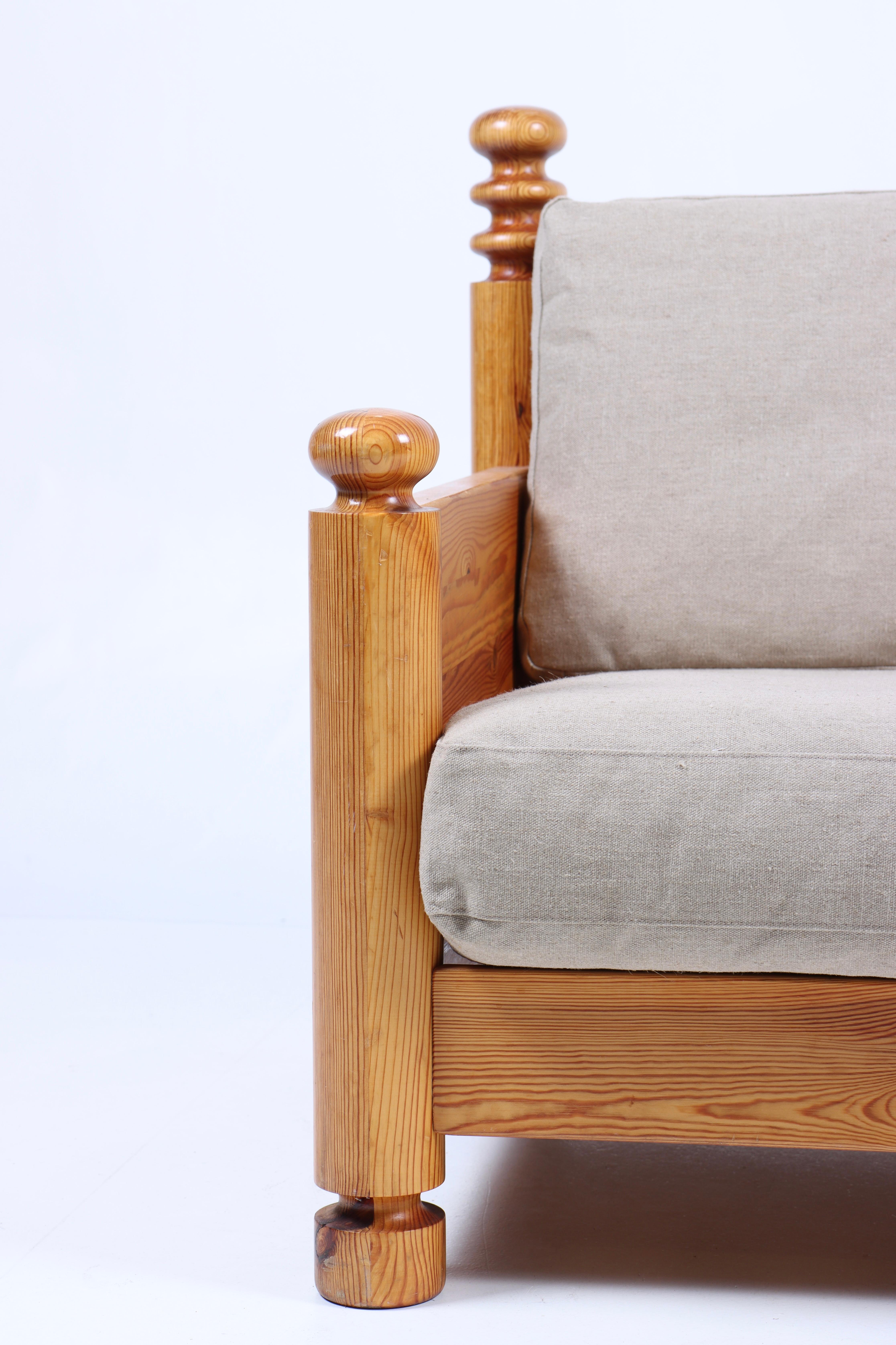 Chaise longue en pin massif, conçue par Uno & Östen Kristiansson pour Luxus Furniture. Fabriqué en Suède. Très bon état avec un nouveau rembourrage en toile.
