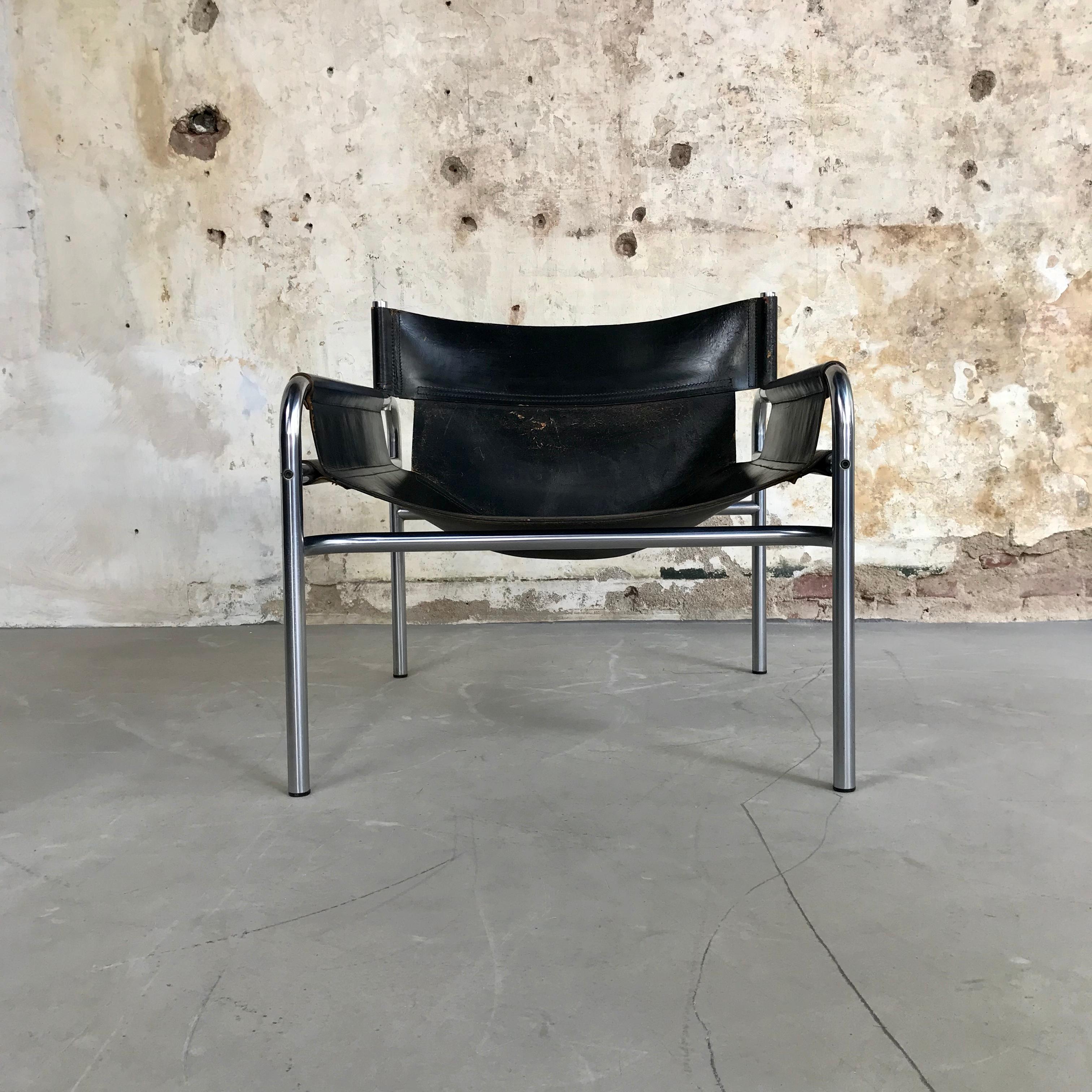 Stunning lounge chair with a strong impressive look. The chair is called ‘model 250’ and was designed by Walter Antonis in 1971 for Spectrum, Netherlands. The chair was only produced until 1974 and therefore very rare.
Two identical chairs