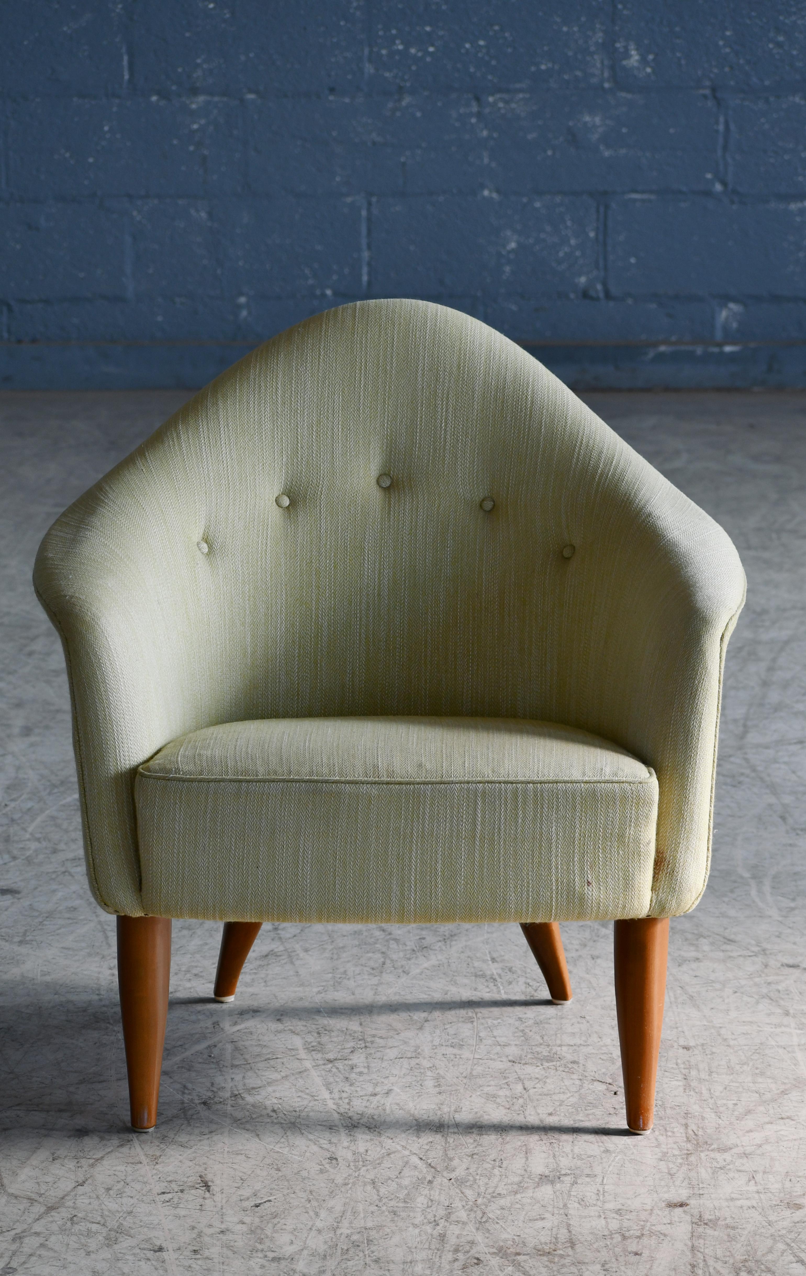 Fantastischer Loungesessel, entworfen von der führenden schwedischen Designerin der Jahrhundertmitte, Kerstin Horlin Holmquist, Modell Little Adam. Der Stuhl gehörte zu einer Designserie namens 