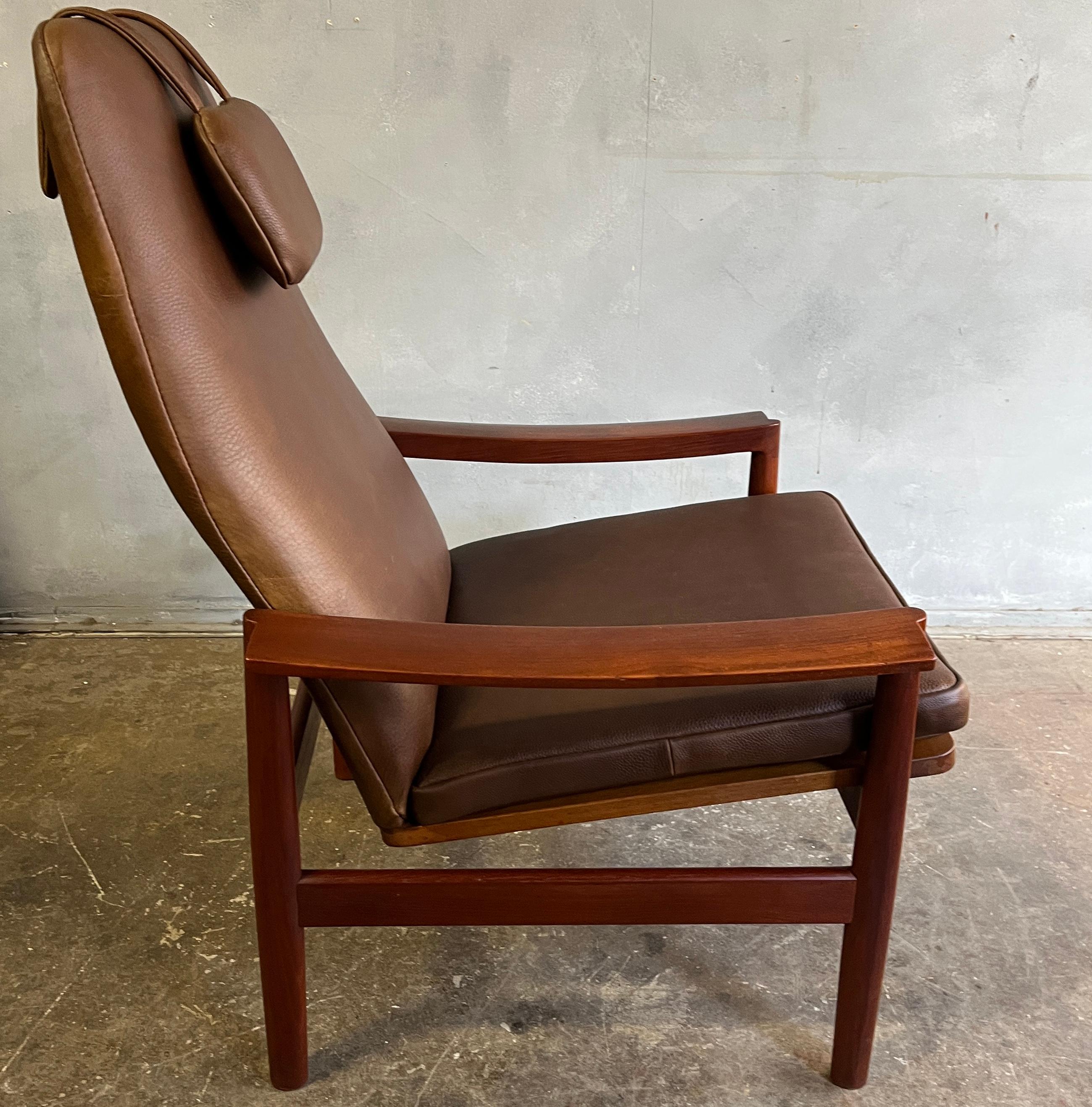 Midcentury Lounge chair Teak and Leather For Sale 4