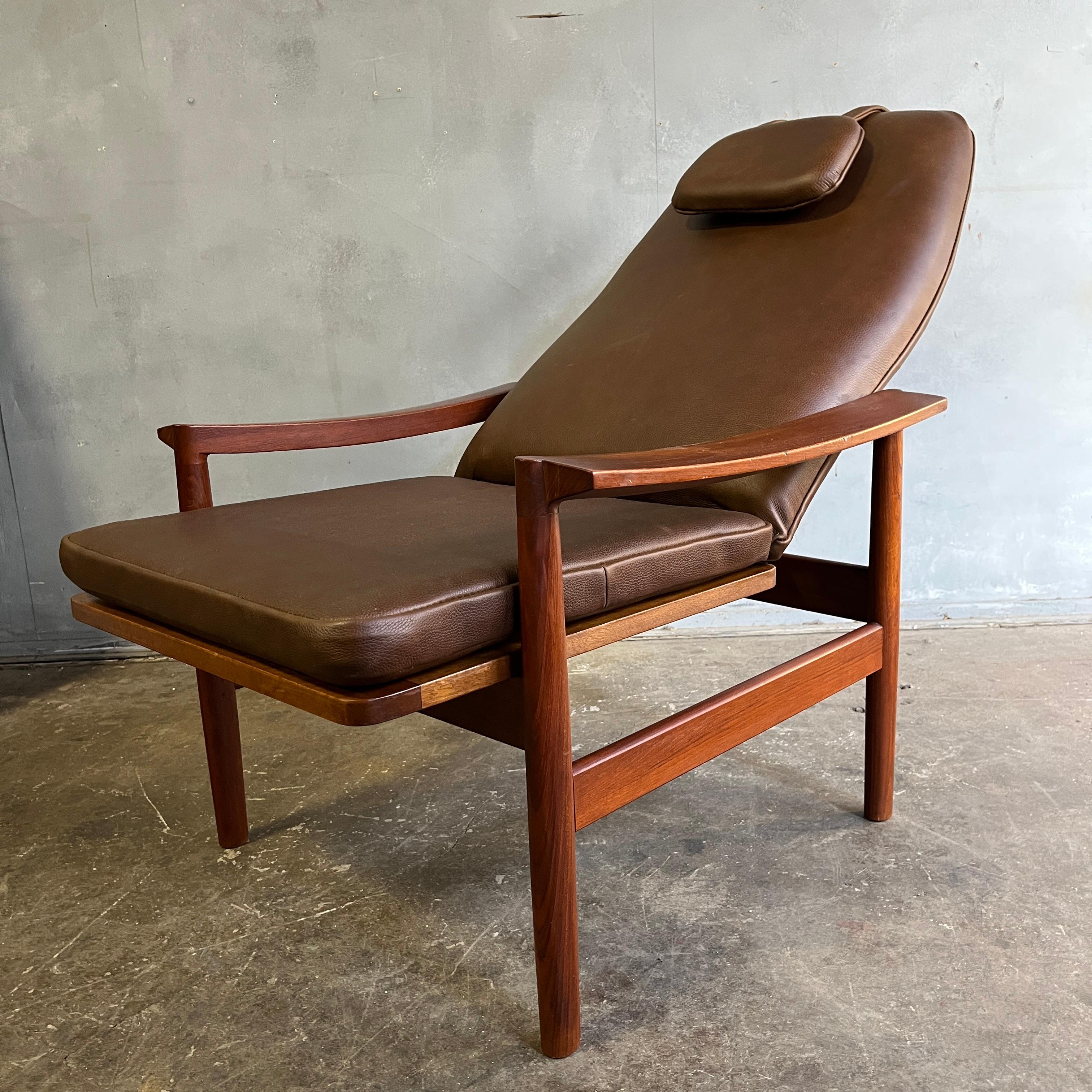 Swedish Midcentury Lounge chair Teak and Leather For Sale