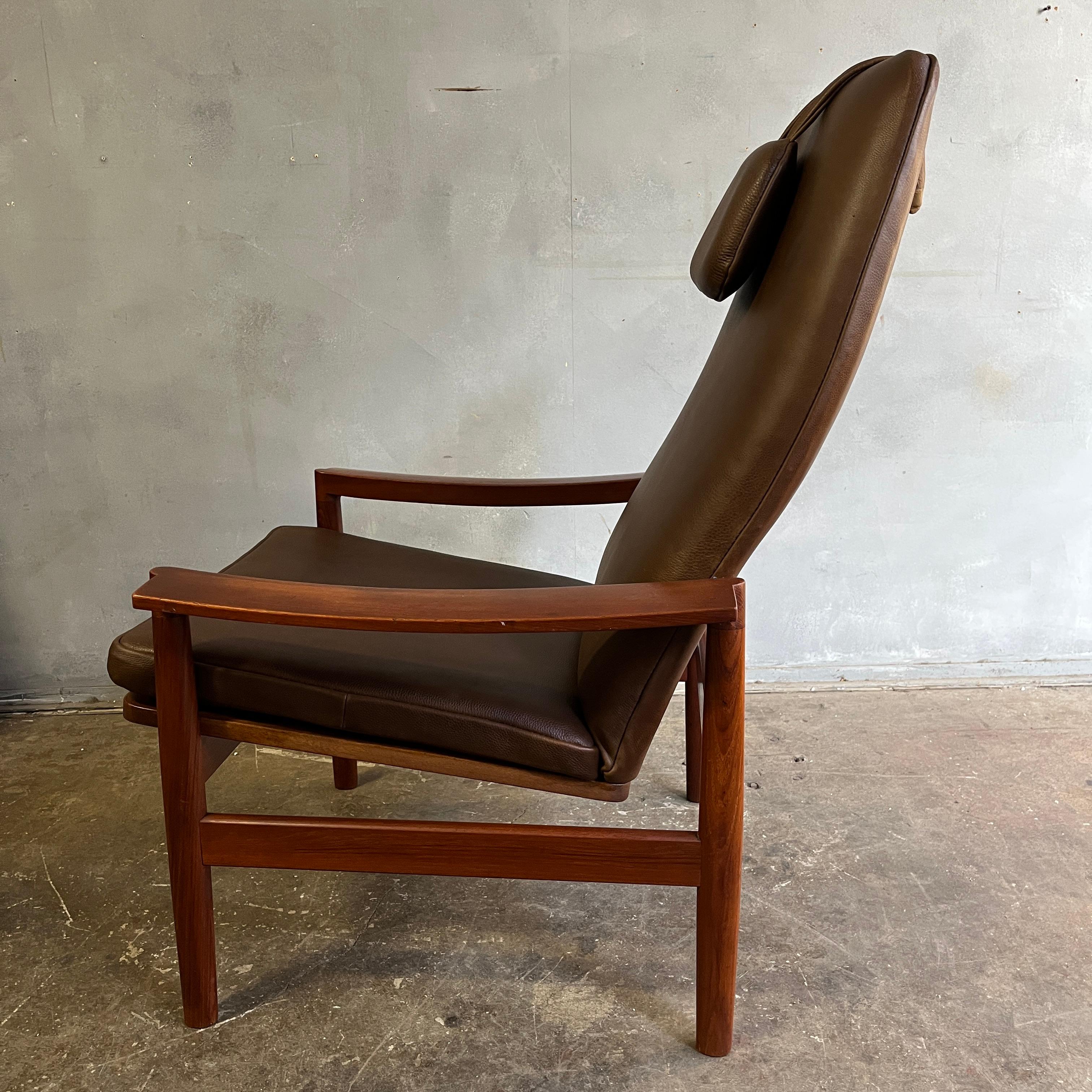 Midcentury Lounge chair Teak and Leather In Good Condition For Sale In BROOKLYN, NY