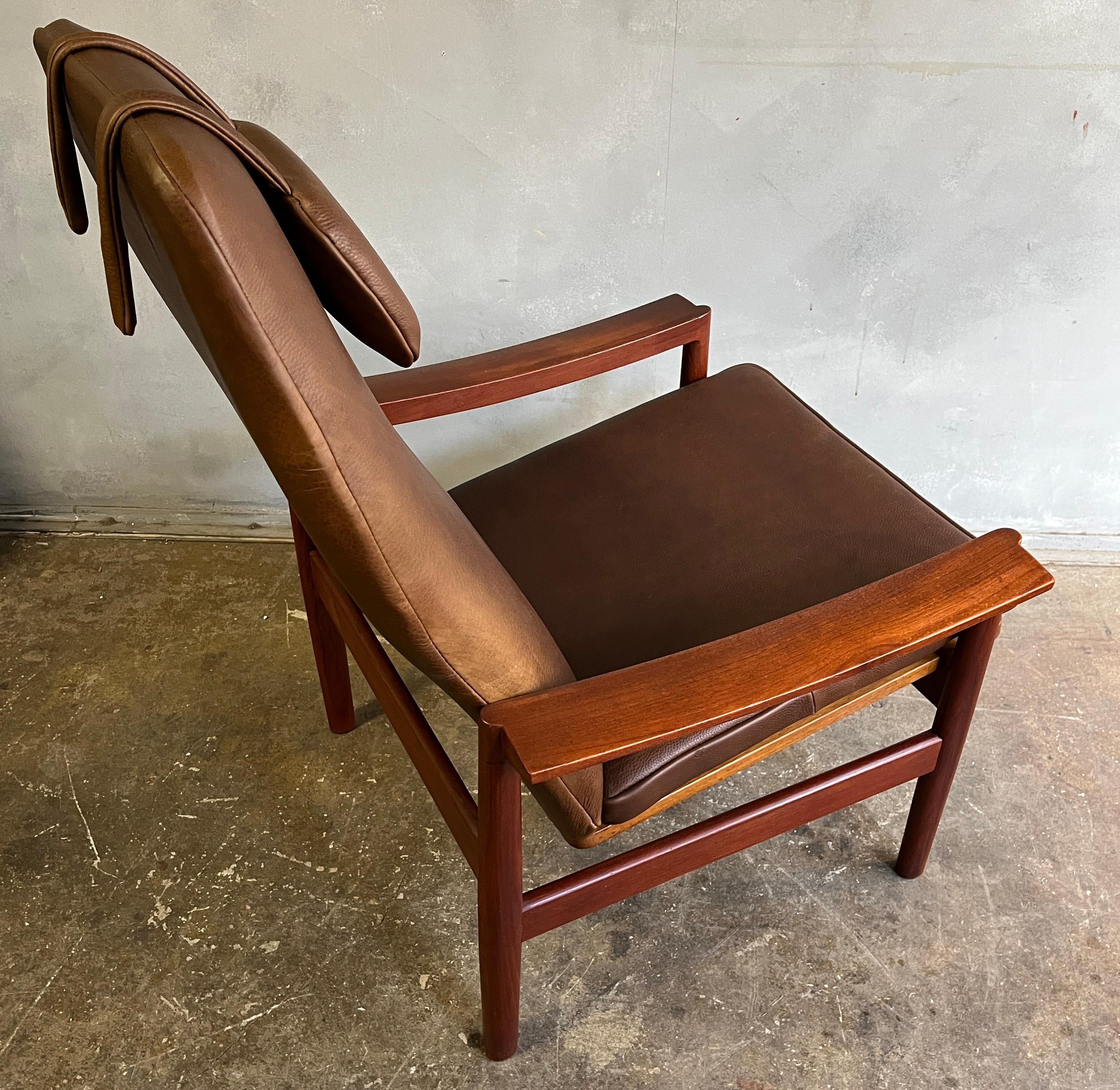 Midcentury Lounge chair Teak and Leather For Sale 1