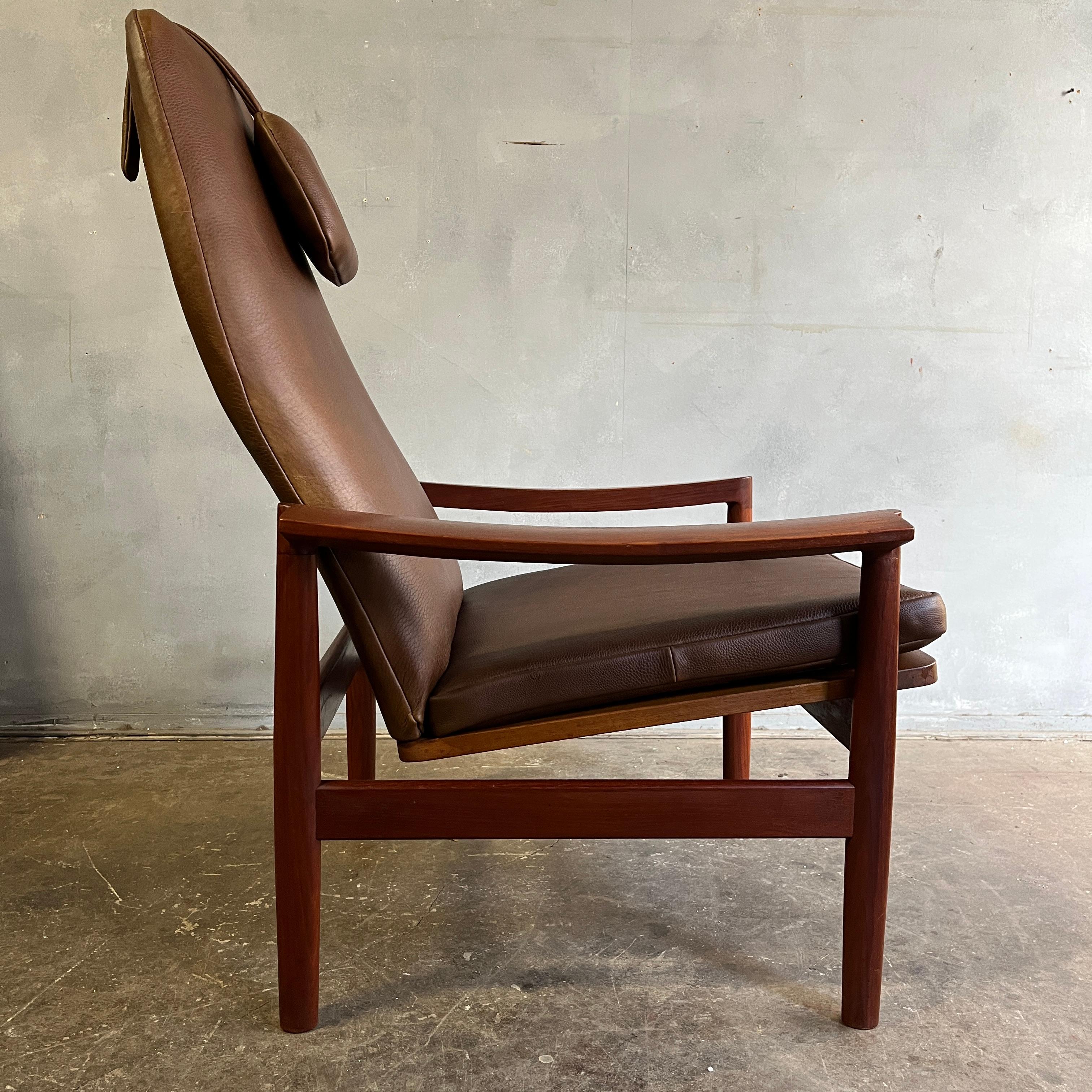 Midcentury Lounge chair Teak and Leather For Sale 3