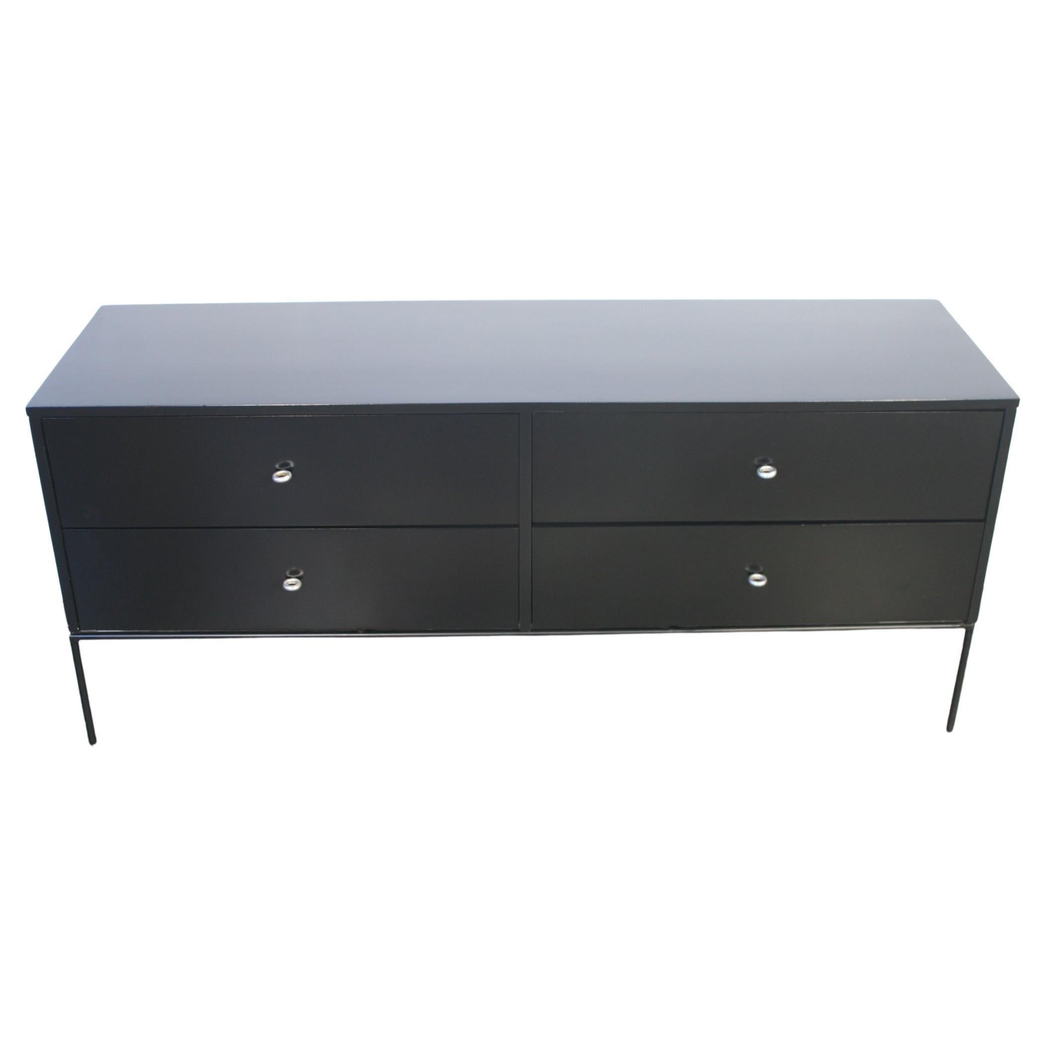 Bellissima credenza bassa di metà secolo di Paul McCobb del 1950 circa, Planner Group #1504 con 4 cassetti - la struttura in acero massiccio ha una finitura laccata nera. Tutti gli originali tiranti ad anello in alluminio poggiano su una base in