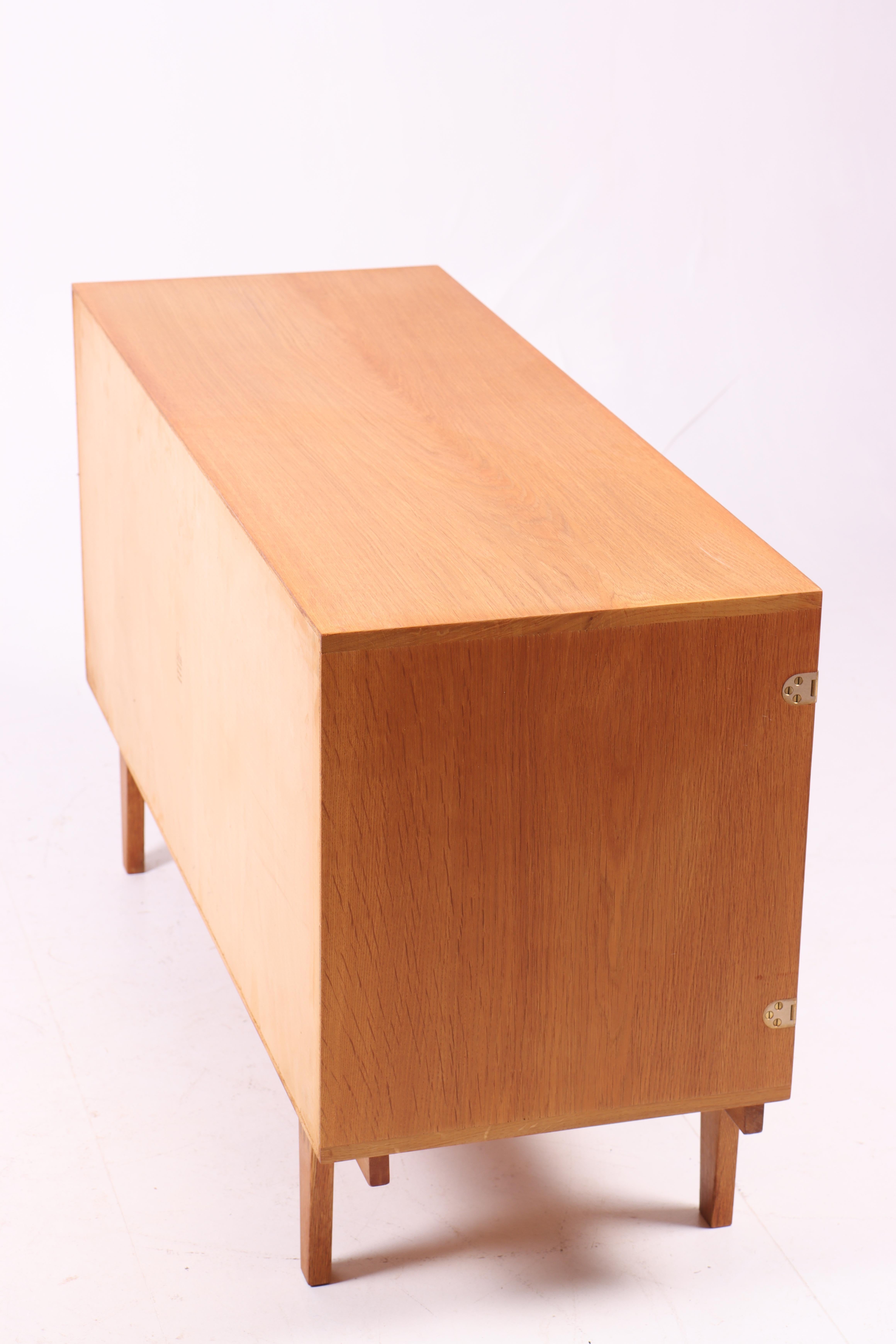 Mobile basso del Medioevo in Oak con ferramenta in ottone di Løgvig, Danimarca, anni '60 in vendita 2