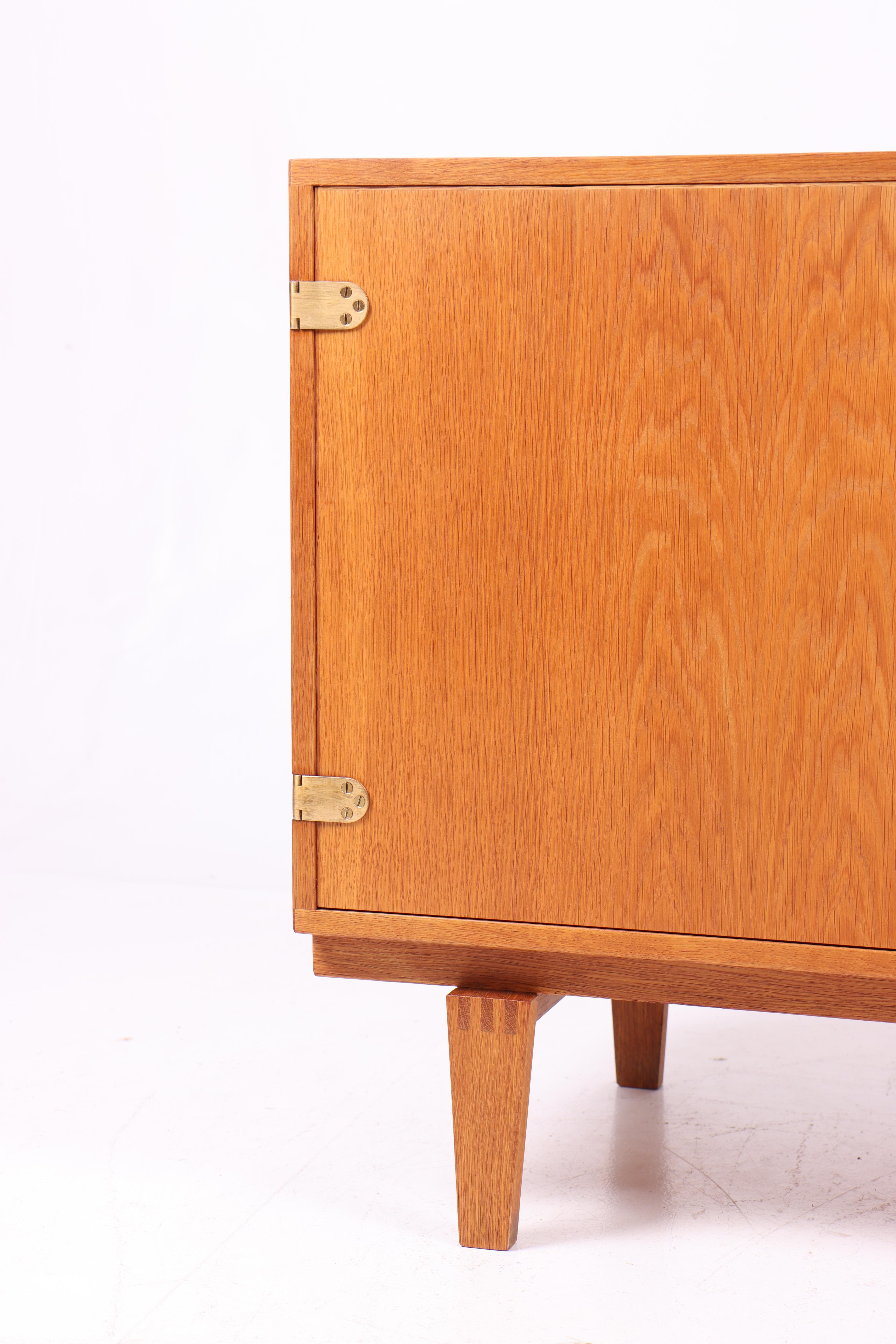 Mobile in Oak con ferramenta in ottone. Disegnato da Peter Løvig Nielsen, Danimarca, negli anni '60. Ottime condizioni originali.