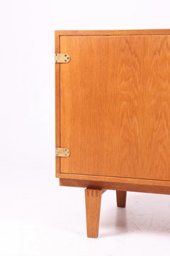 Mobile basso del Medioevo in Oak con ferramenta in ottone di Løgvig, Danimarca, anni '60