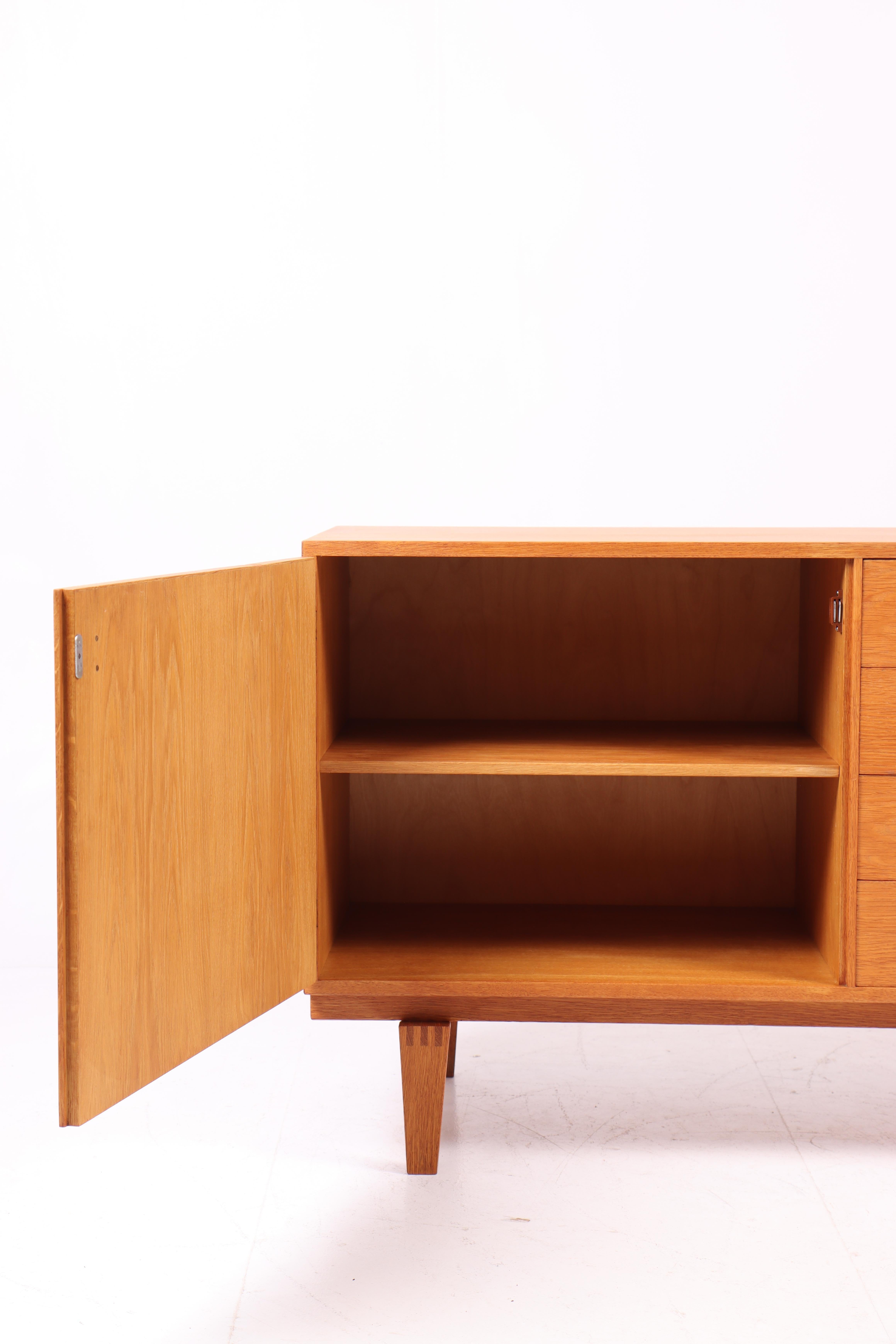 Metà XX secolo Mobile basso del Medioevo in Oak con ferramenta in ottone di Løgvig, Danimarca, anni '60 in vendita