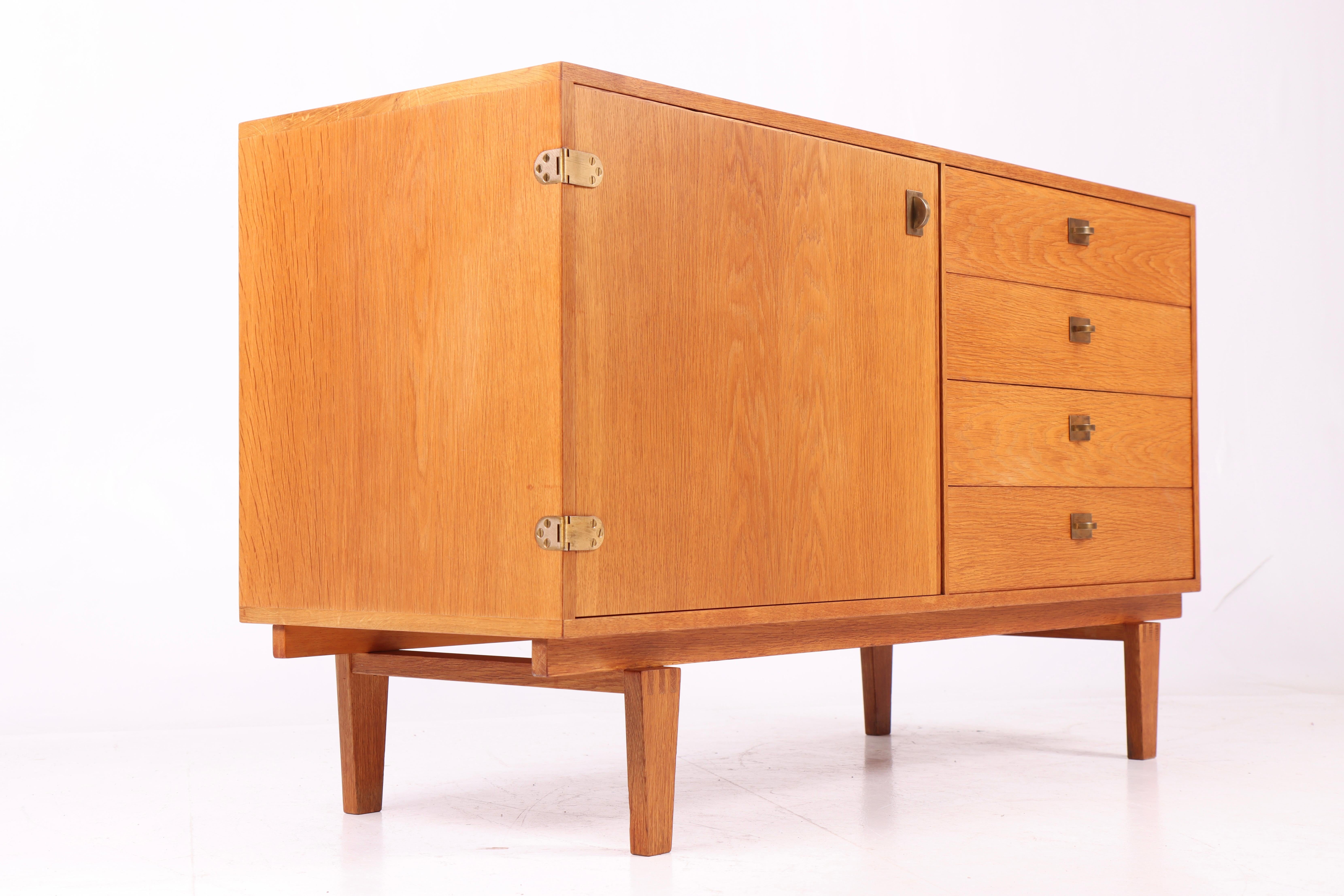 Ottone Mobile basso del Medioevo in Oak con ferramenta in ottone di Løgvig, Danimarca, anni '60 in vendita