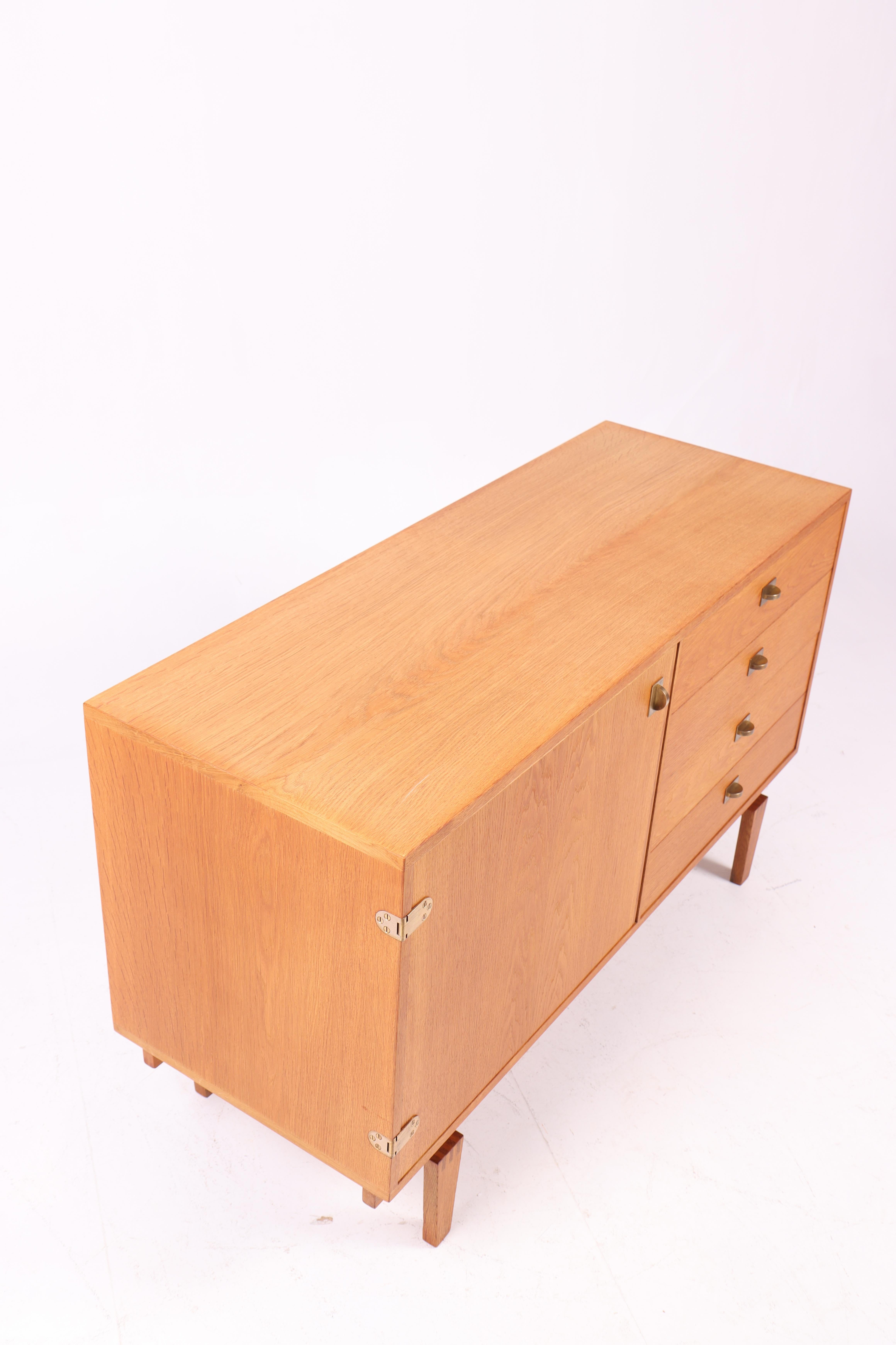 Mobile basso del Medioevo in Oak con ferramenta in ottone di Løgvig, Danimarca, anni '60 in vendita 1