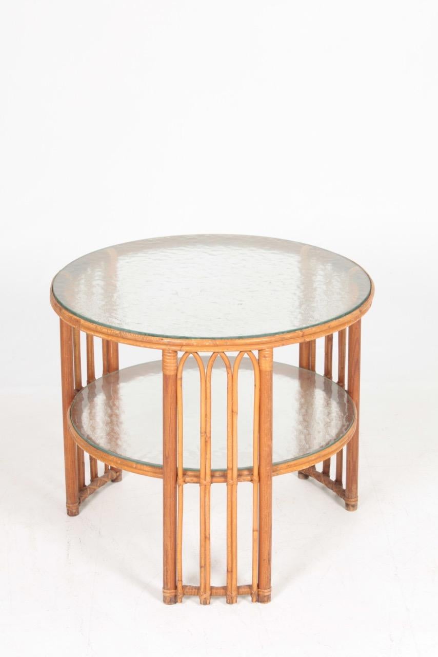 Niedriger Tisch aus Bambus, Ulme und Glas. Entworfen und hergestellt in Dänemark. Toller Originalzustand.