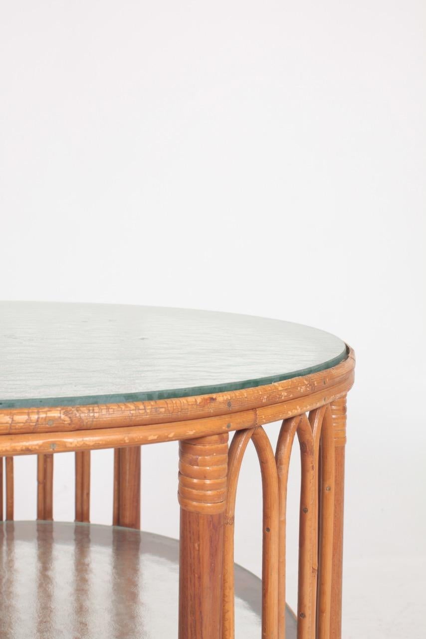 Niedriger Tisch aus der Mitte des Jahrhunderts aus Bambus und Ulme:: hergestellt in Dänemark:: 1940er Jahre (Dänisch) im Angebot