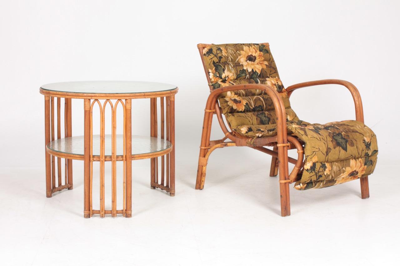 Niedriger Tisch aus der Mitte des Jahrhunderts aus Bambus und Ulme:: hergestellt in Dänemark:: 1940er Jahre (Glas) im Angebot