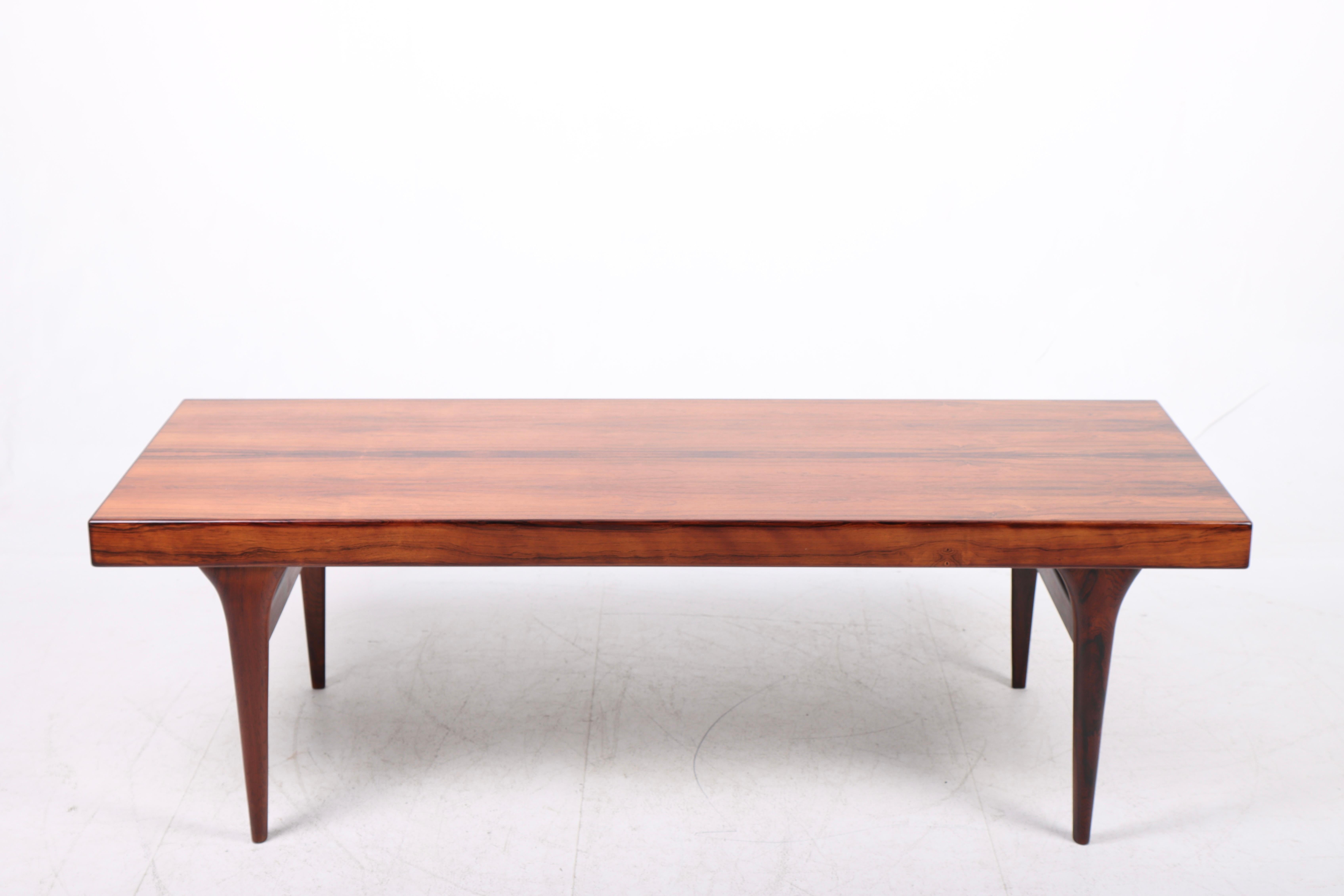 Table basse en bois de rose conçue par Maa. Johannes Andersen pour CFC Furniture dans les années 1960. Excellent état.