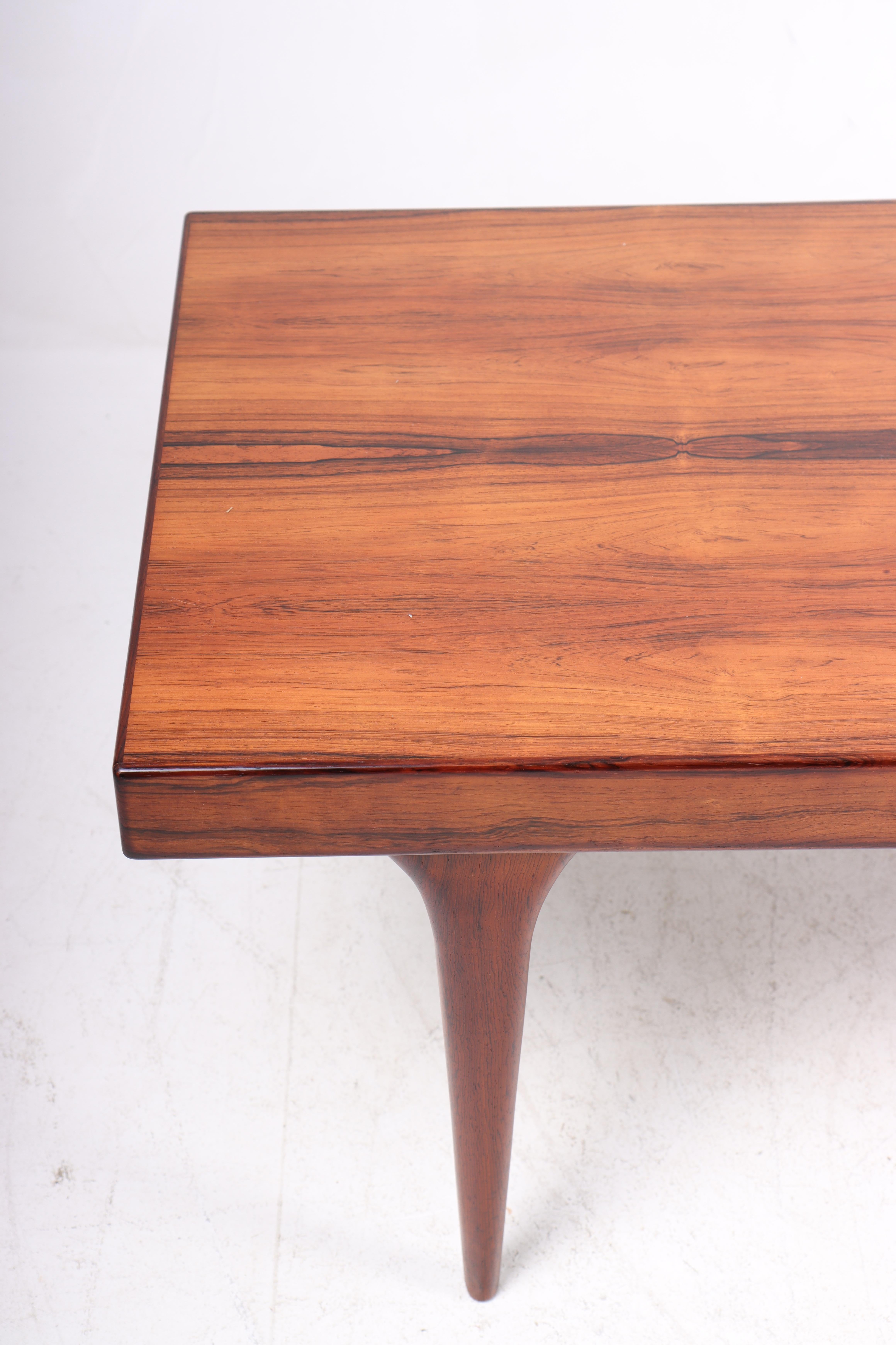 Niedriger Tisch aus Rosenholz aus der Mitte des Jahrhunderts, entworfen von Johannes Andersen, dänisches Design (Dänisch) im Angebot
