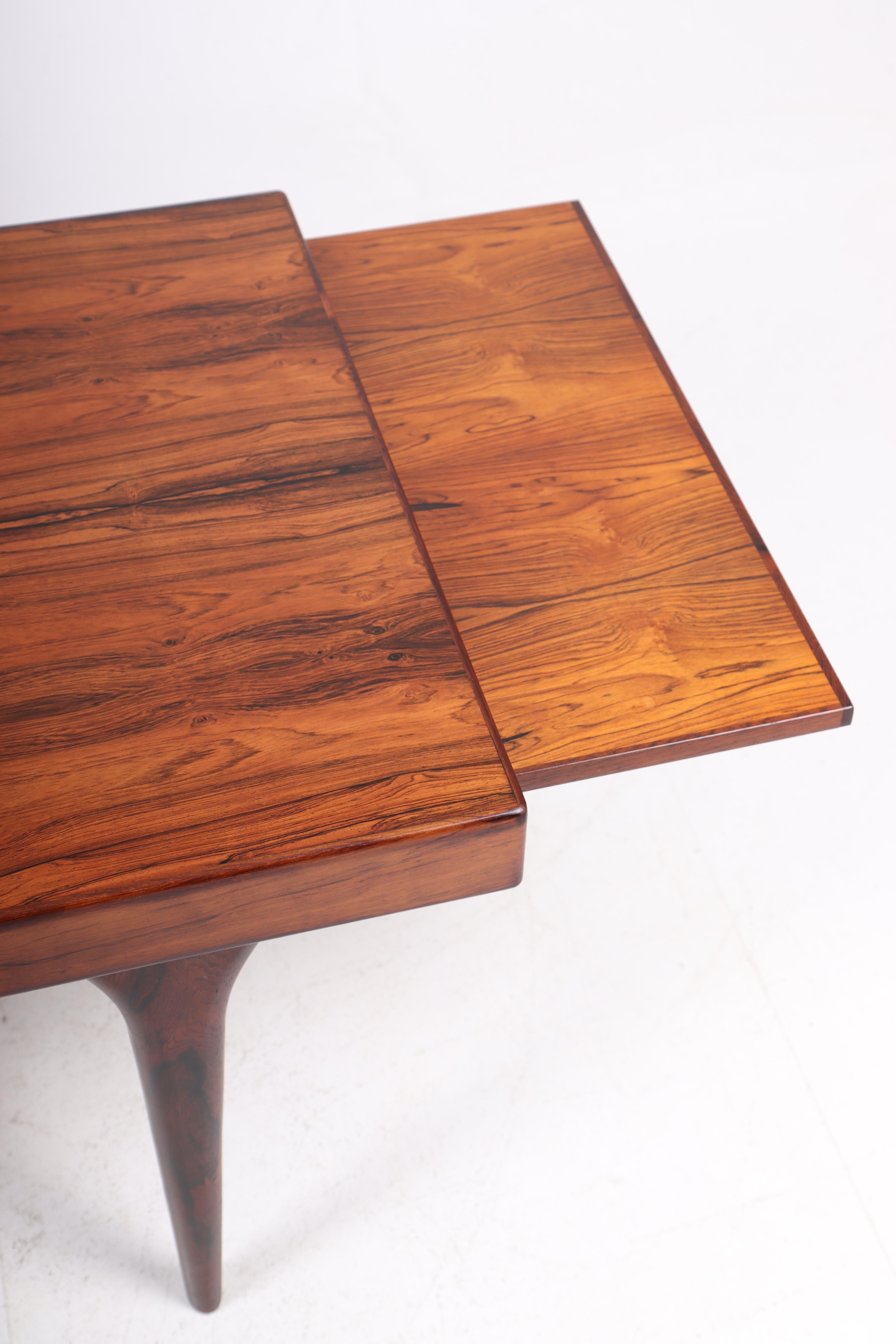 Niedriger Tisch aus Rosenholz aus der Mitte des Jahrhunderts, entworfen von Johannes Andersen, dänisches Design (Mitte des 20. Jahrhunderts) im Angebot