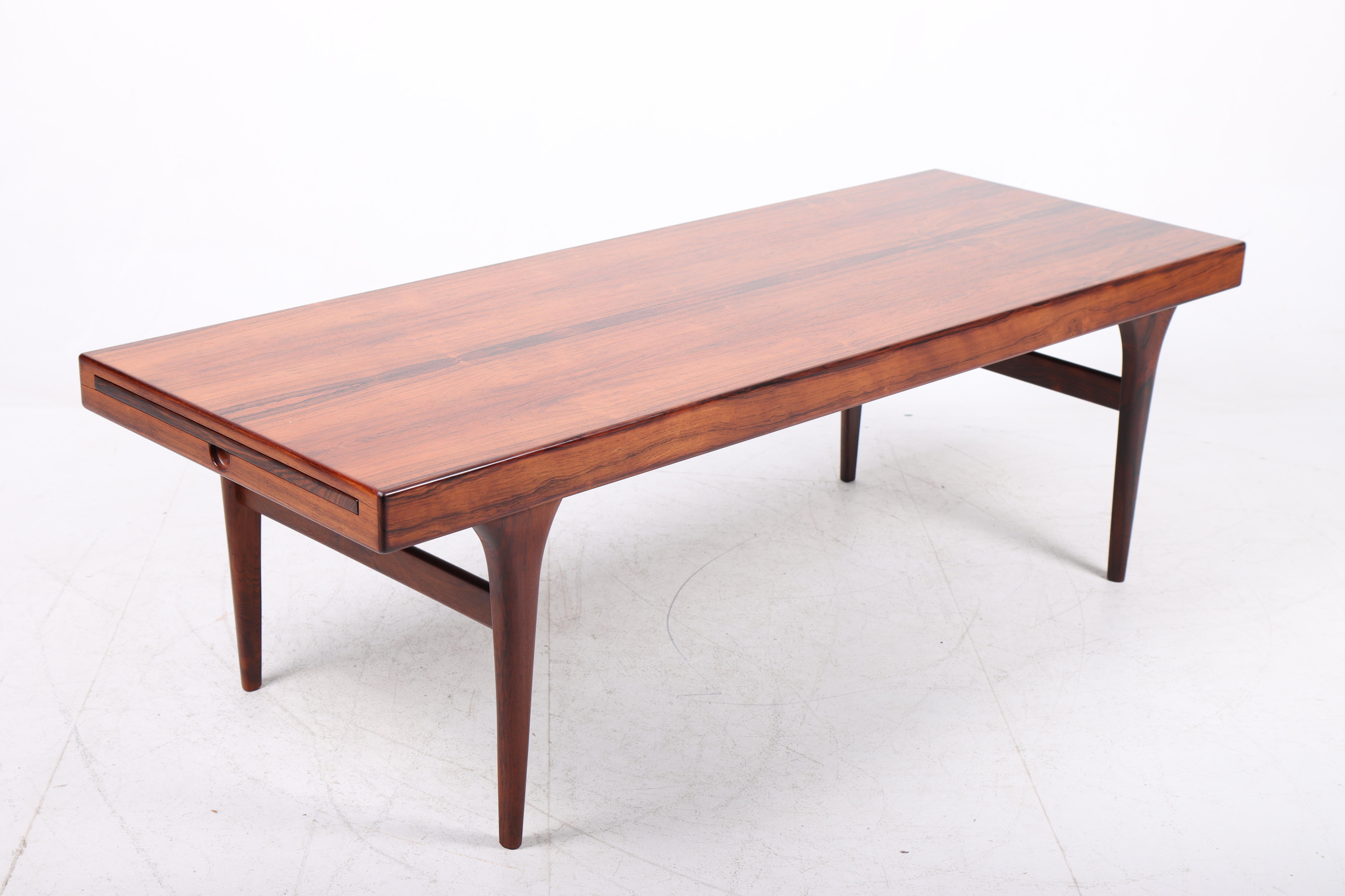 Niedriger Tisch aus Rosenholz aus der Mitte des Jahrhunderts, entworfen von Johannes Andersen, dänisches Design im Angebot 1