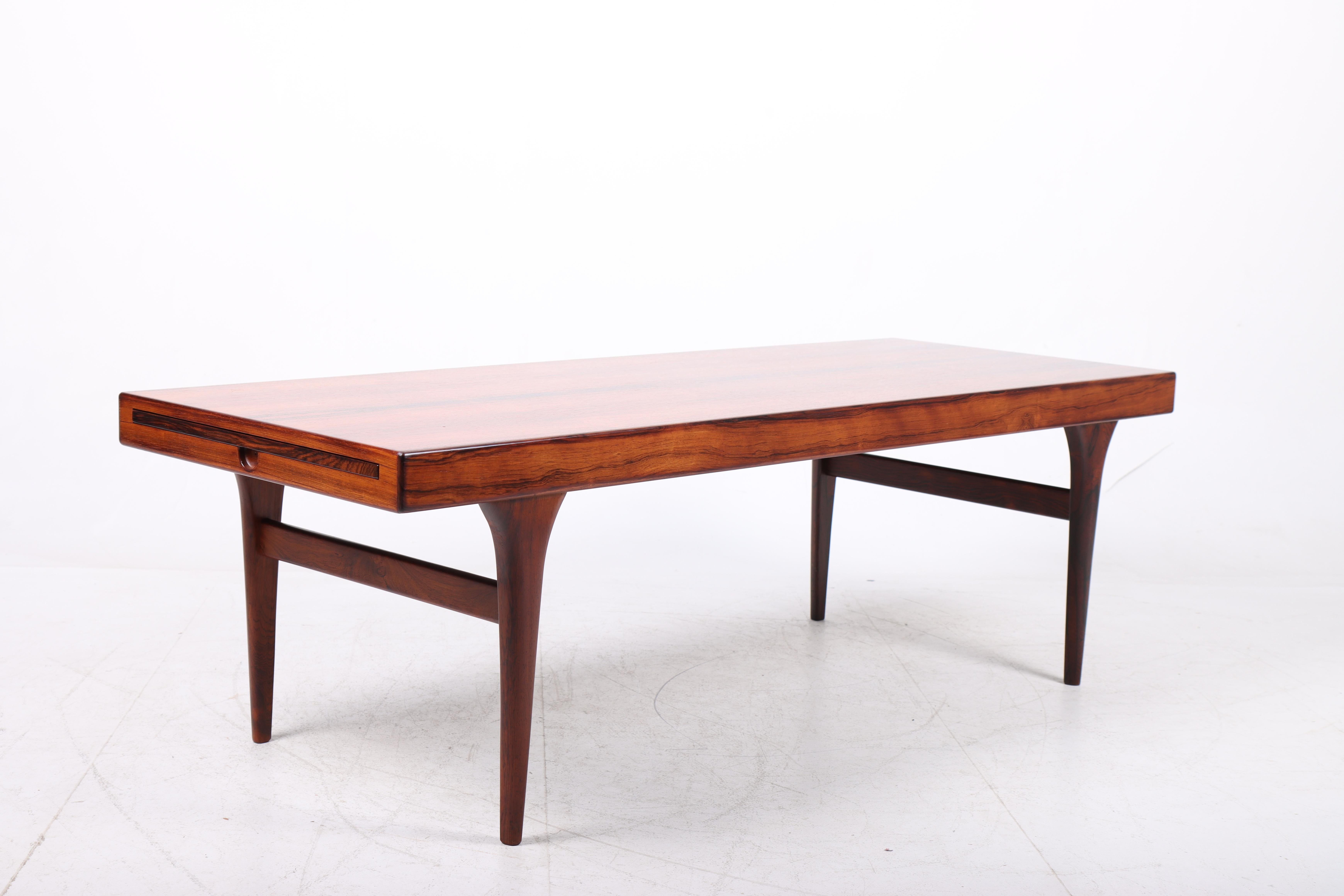 Niedriger Tisch aus Rosenholz aus der Mitte des Jahrhunderts, entworfen von Johannes Andersen, dänisches Design im Angebot 2