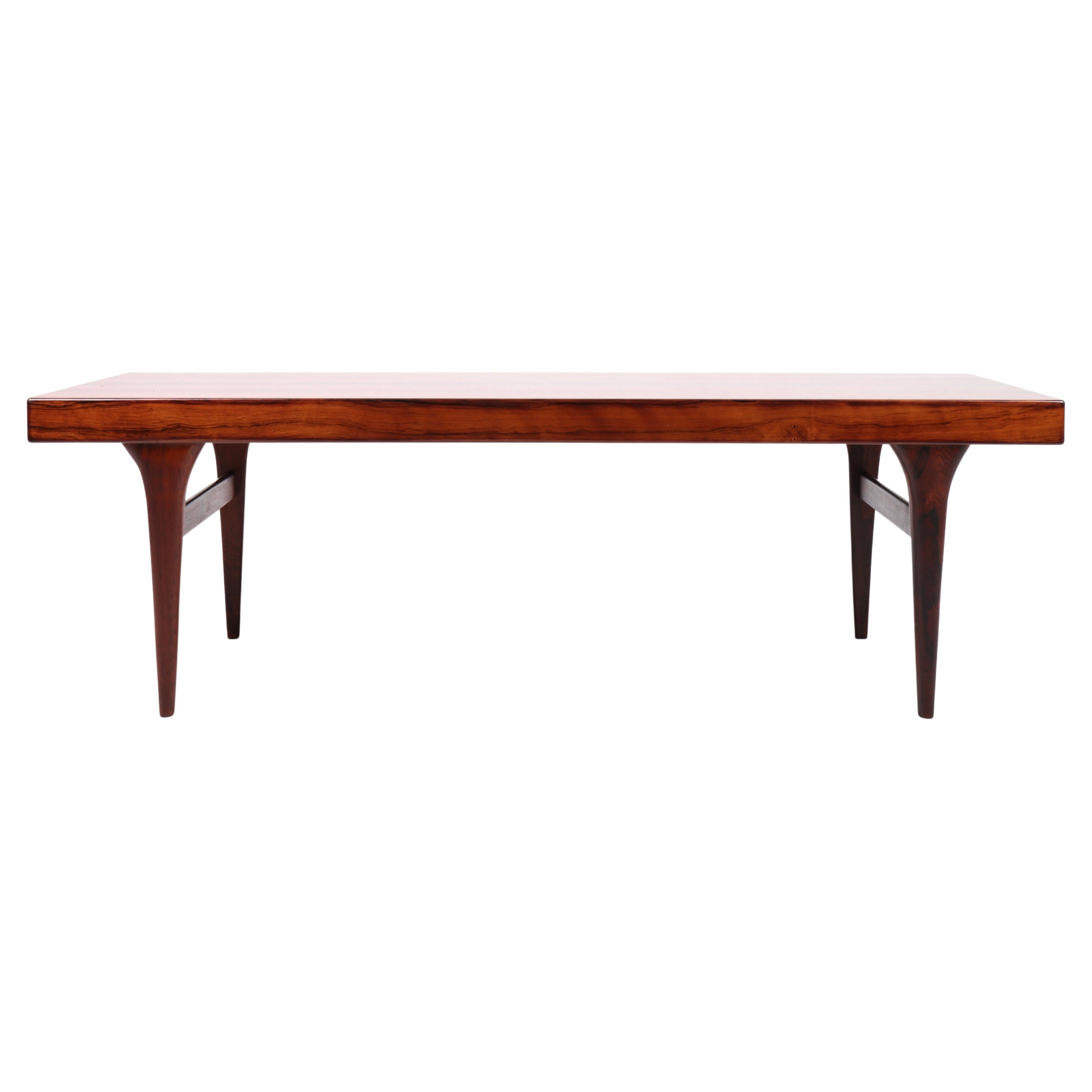 Table basse du milieu du siècle en bois de rose, conçue par Johannes Andersen, design danois