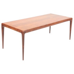 Niedriger Tisch aus Rosenholz aus der Mitte des Jahrhunderts, entworfen von Johannes Andersen