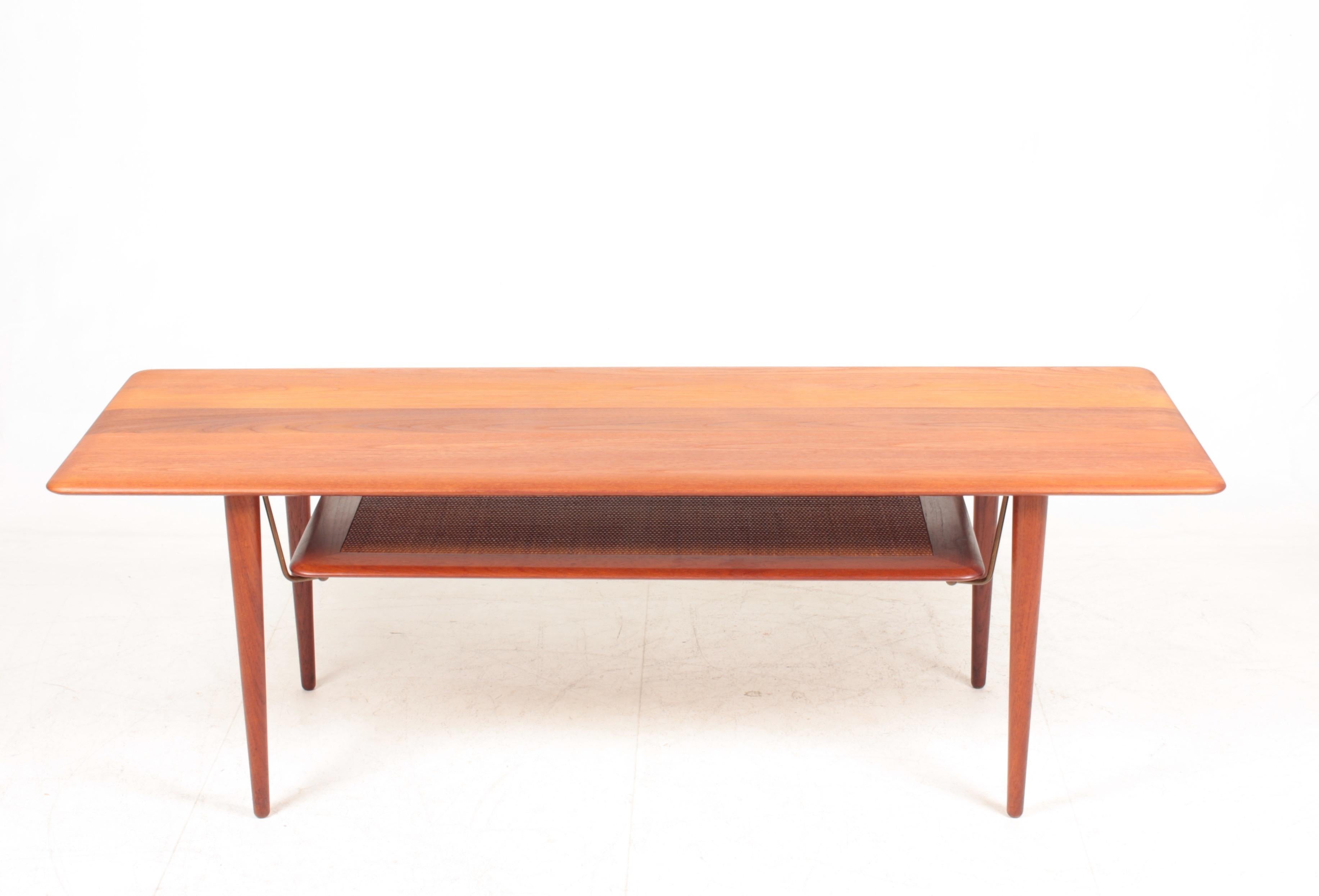 Niedriger Tisch aus massivem Teakholz und Schilfrohr. Entworfen von Peter Hvidt und Orla Mølgaard für France & Son in den 1960er Jahren. Hergestellt in Dänemark. Toller Originalzustand.