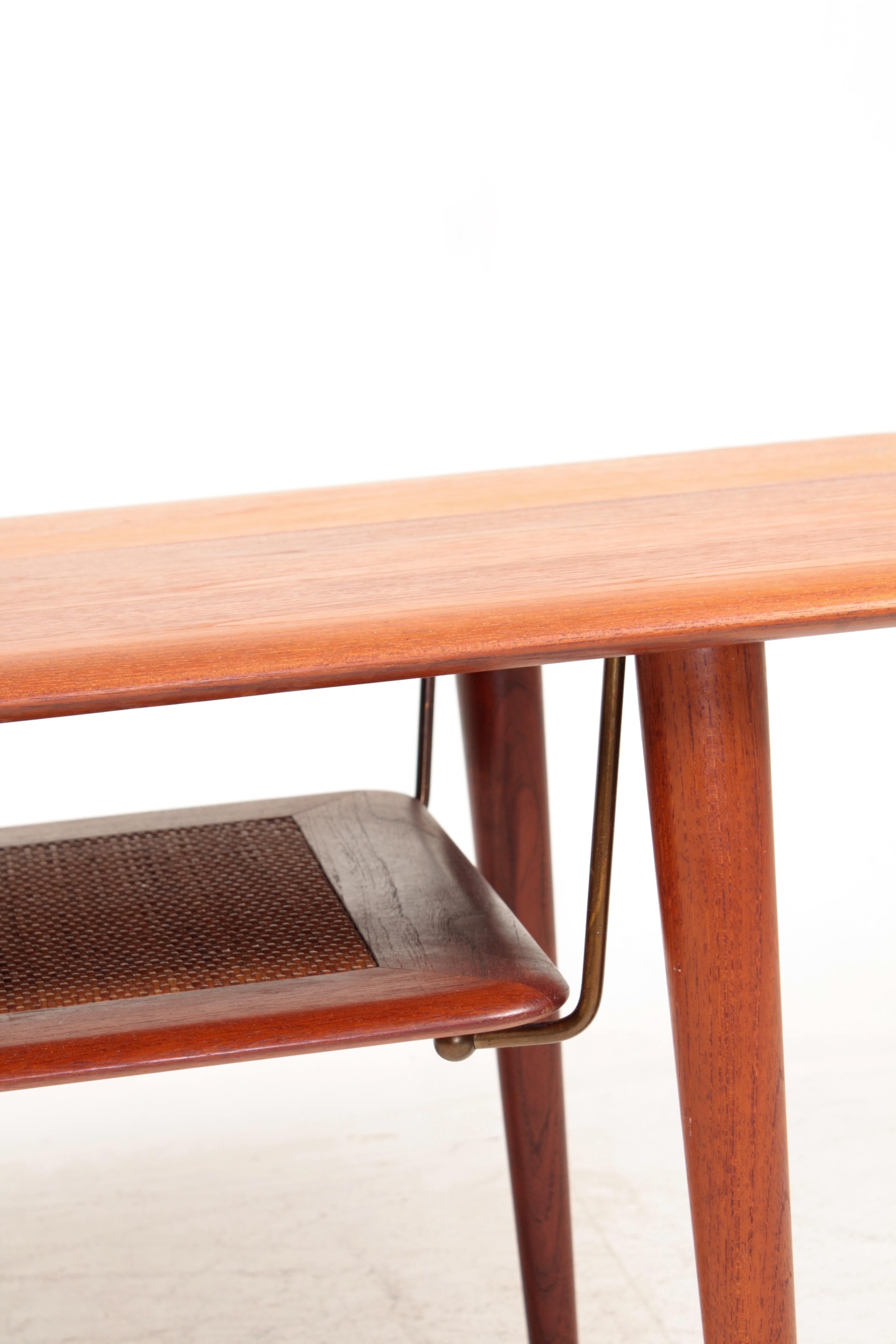 Niedriger Tisch aus massivem Teakholz und Schilfrohr von Hvidt & Mlgaard aus der Mitte des Jahrhunderts, hergestellt in Dänemark (Skandinavische Moderne) im Angebot