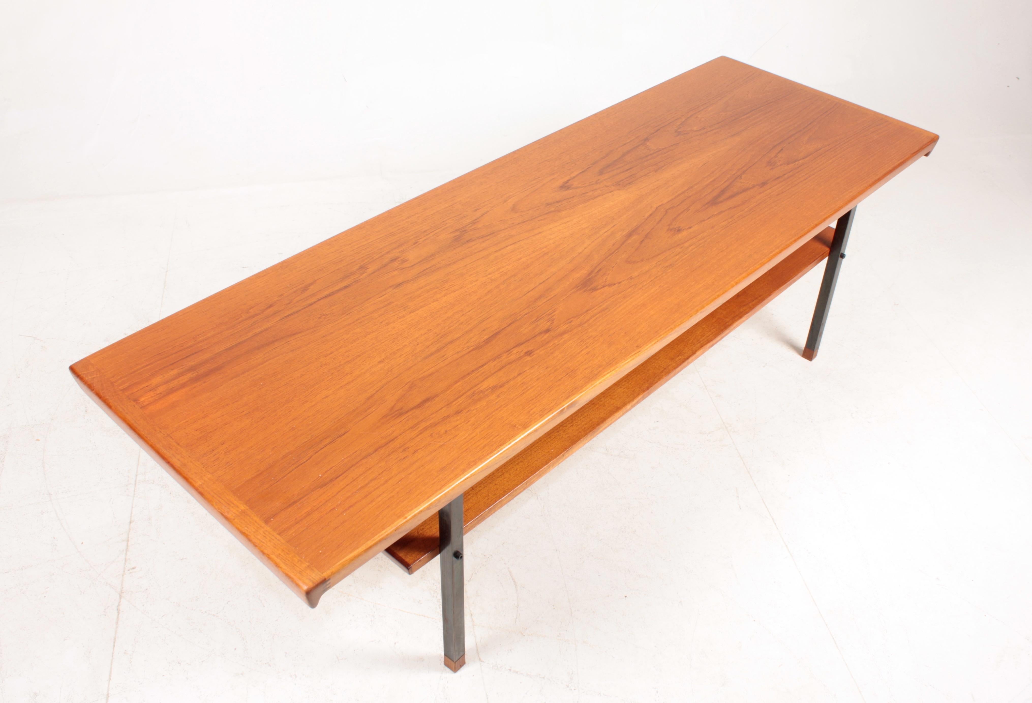 Midcentury Low Table in Teak by Hvidt & Mølgaard, Made in Denmark In Good Condition For Sale In Lejre, DK