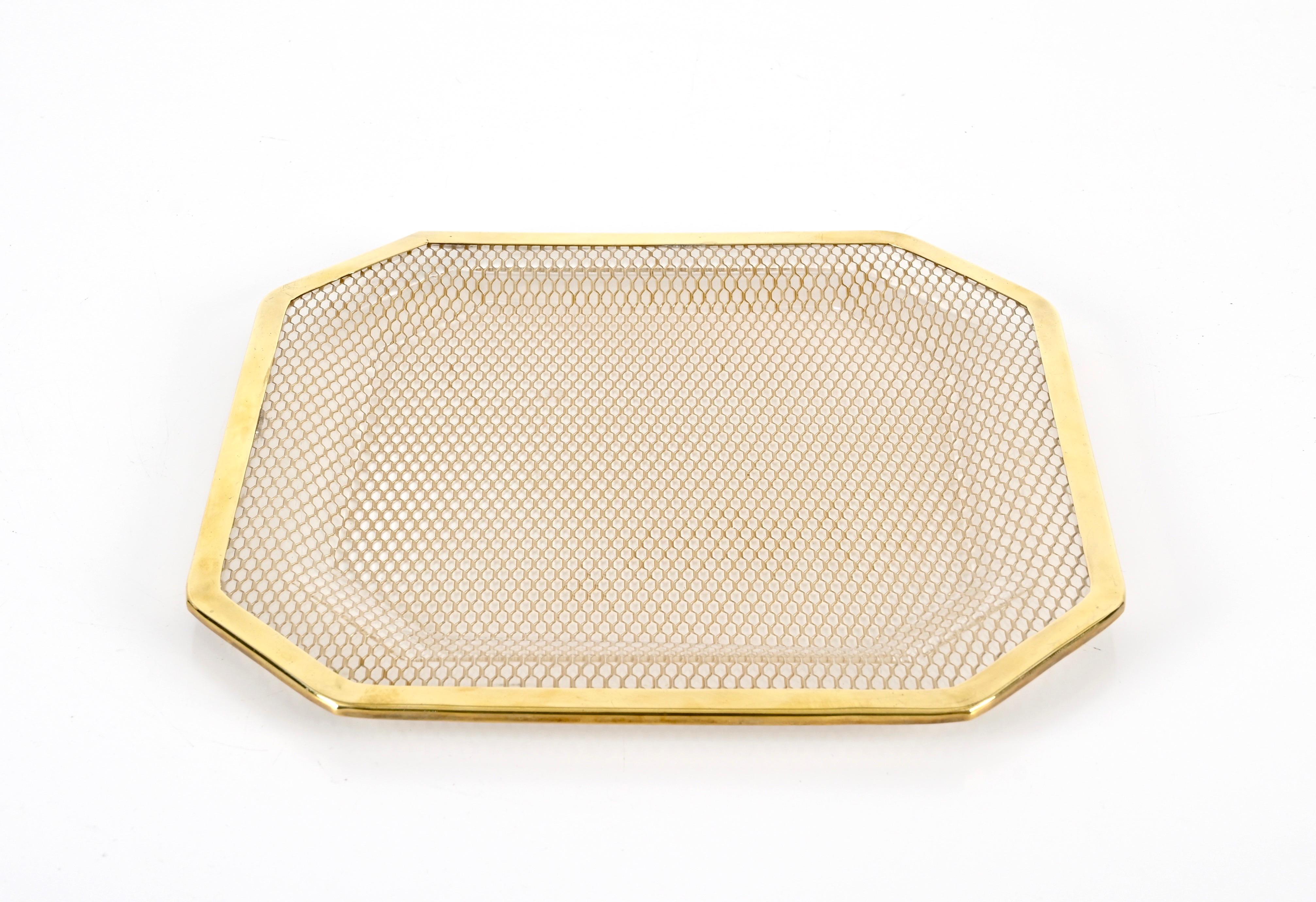 Amazing Mid-Century tray in clear lucite and brass. This fantastic item was designed in Italy in the 1970s and is attributed to Willy Rizzo.

This incredibly elegant centerpiece is unique as the crystal clear lucite is enriched inside by stunning