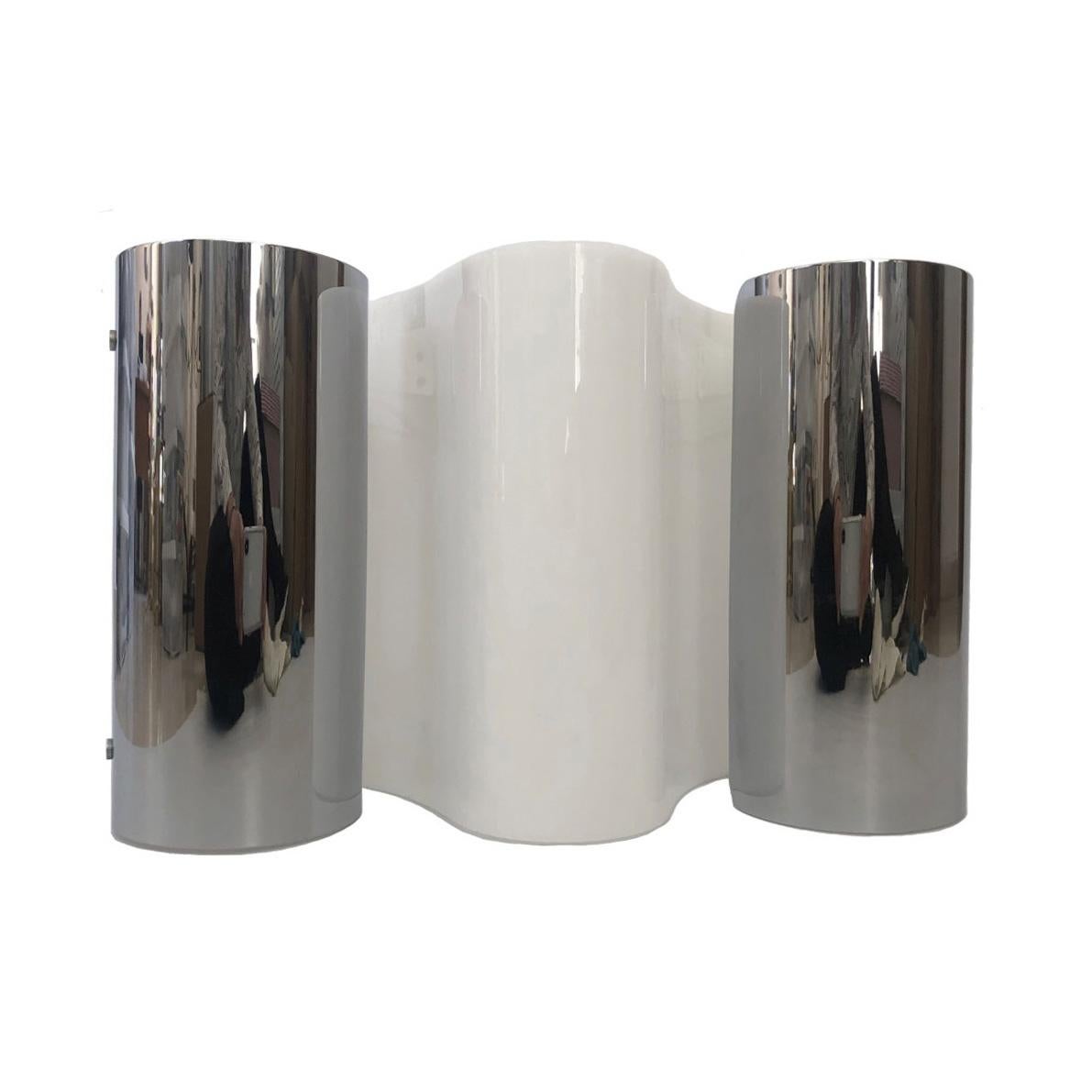 Huge and refined Lucite and chromed metal wall sconce. This wall sconce is made in Barcelona (Spain) by Metalarte during 1980s.
This fixture has embeded behind the brand “metalarte”.
This wall sconce is equipped with 3-light sockets (E14). A