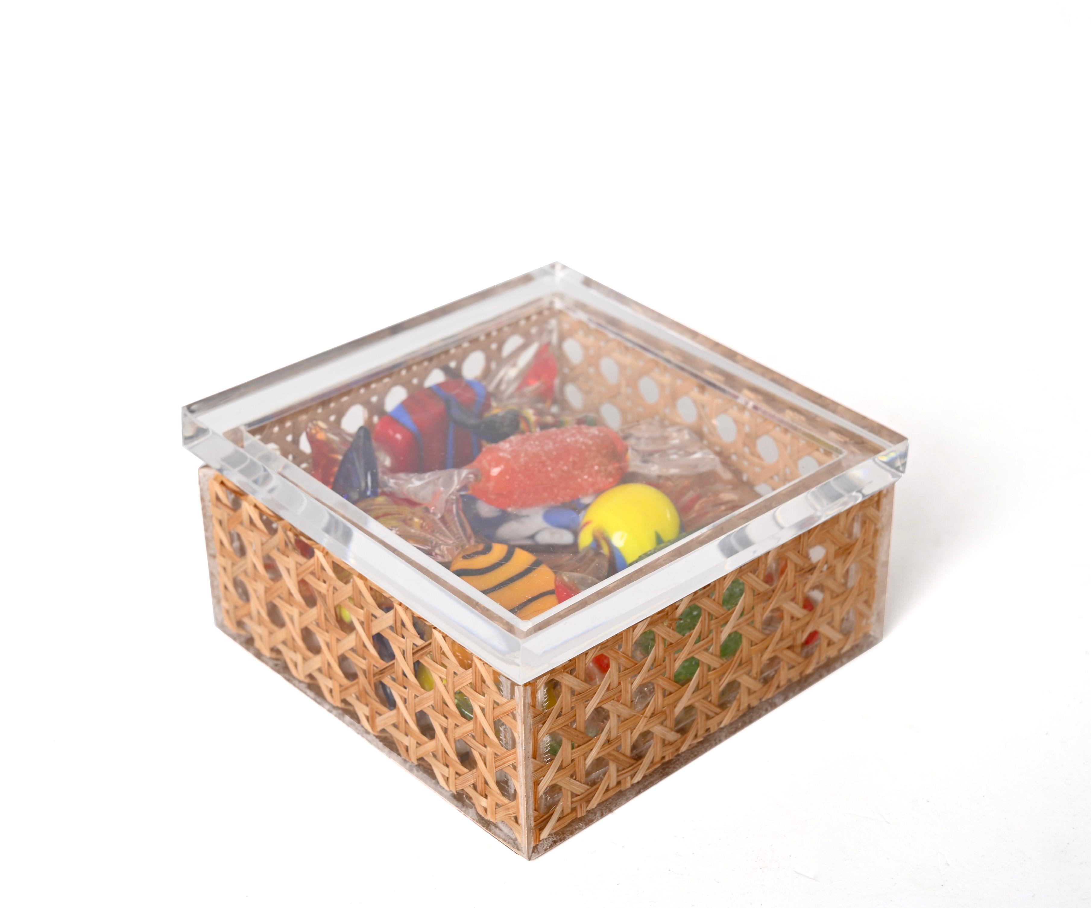 Italienische Schachtel aus Korbweide aus Lucite und Wiener Stroh im Christian Dior-Stil aus der Mitte des Jahrhunderts im Angebot 9