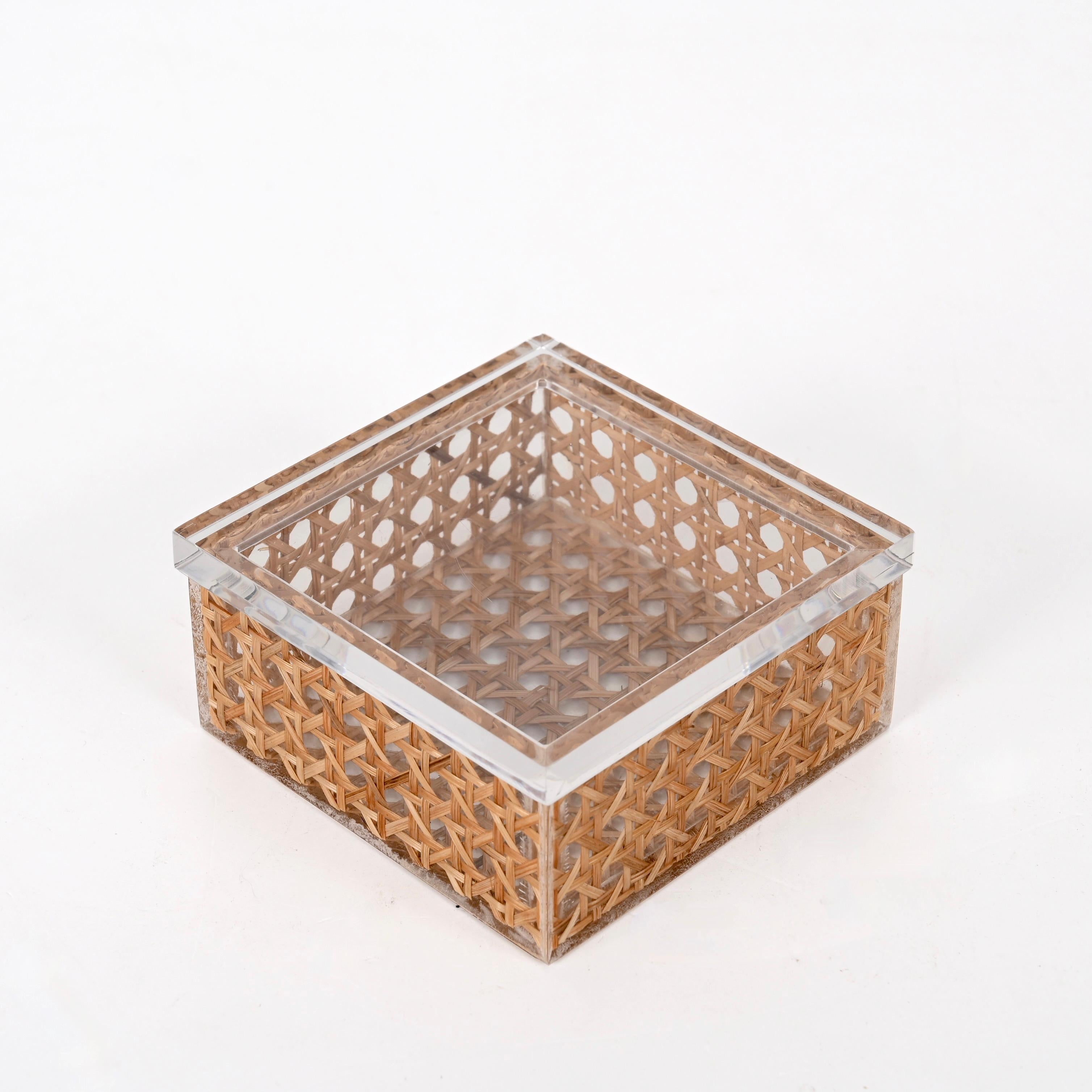 Stunning midcentury Lucite and Vienna straw wicker box. This marvelous jewelry box was designed in Italy during 1970s, following the style of Christian Dior.

It is made of two pieces, a clear lucite top part and a larger bottom one decorated with