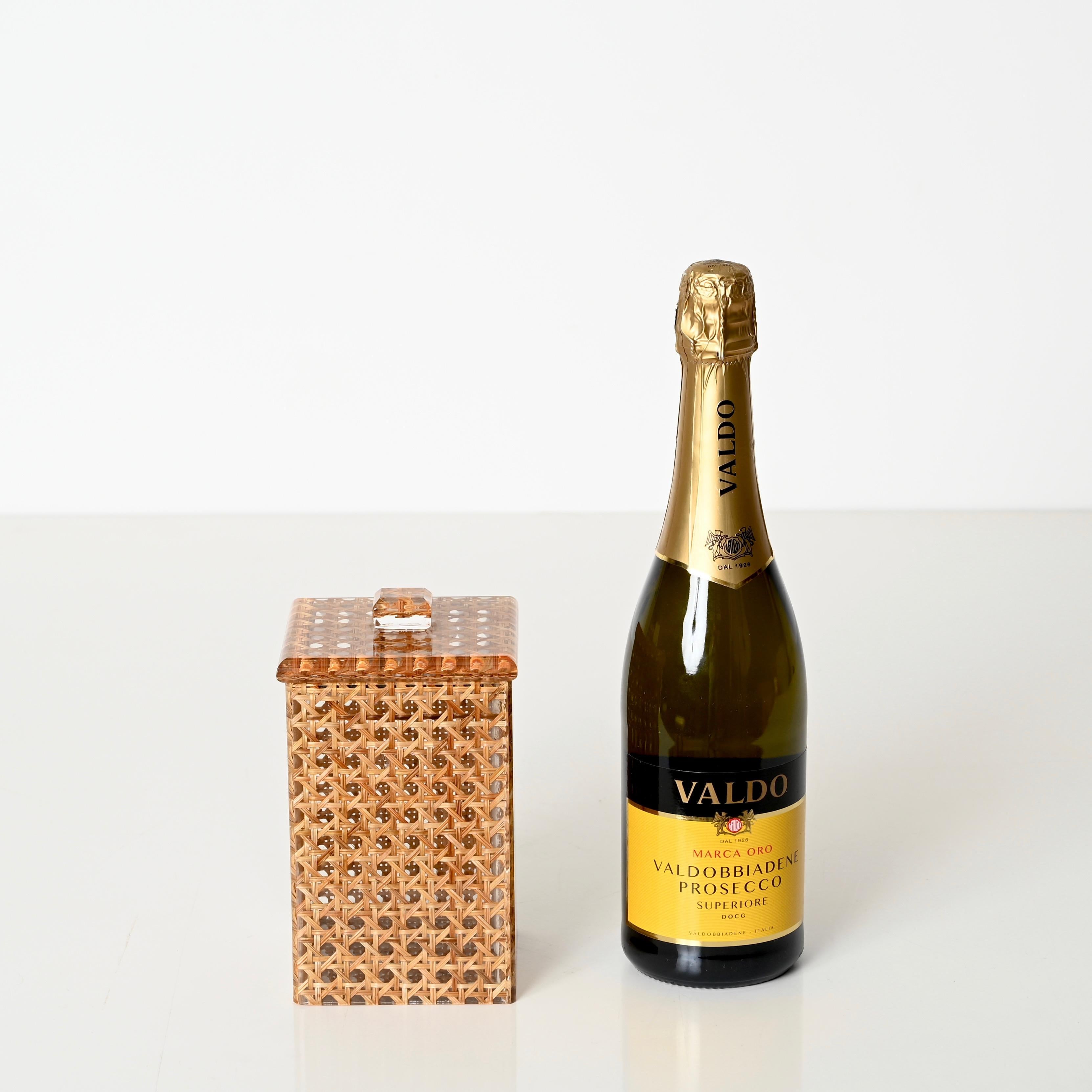 Beautiful Mid-Century decorative box made of clear lucite enriched inside with Vienna straw wicker. This charming box was designed in Italy in the 70s following the style of Christian Dior.

This wonderful square shaped box is incredibly elegant,