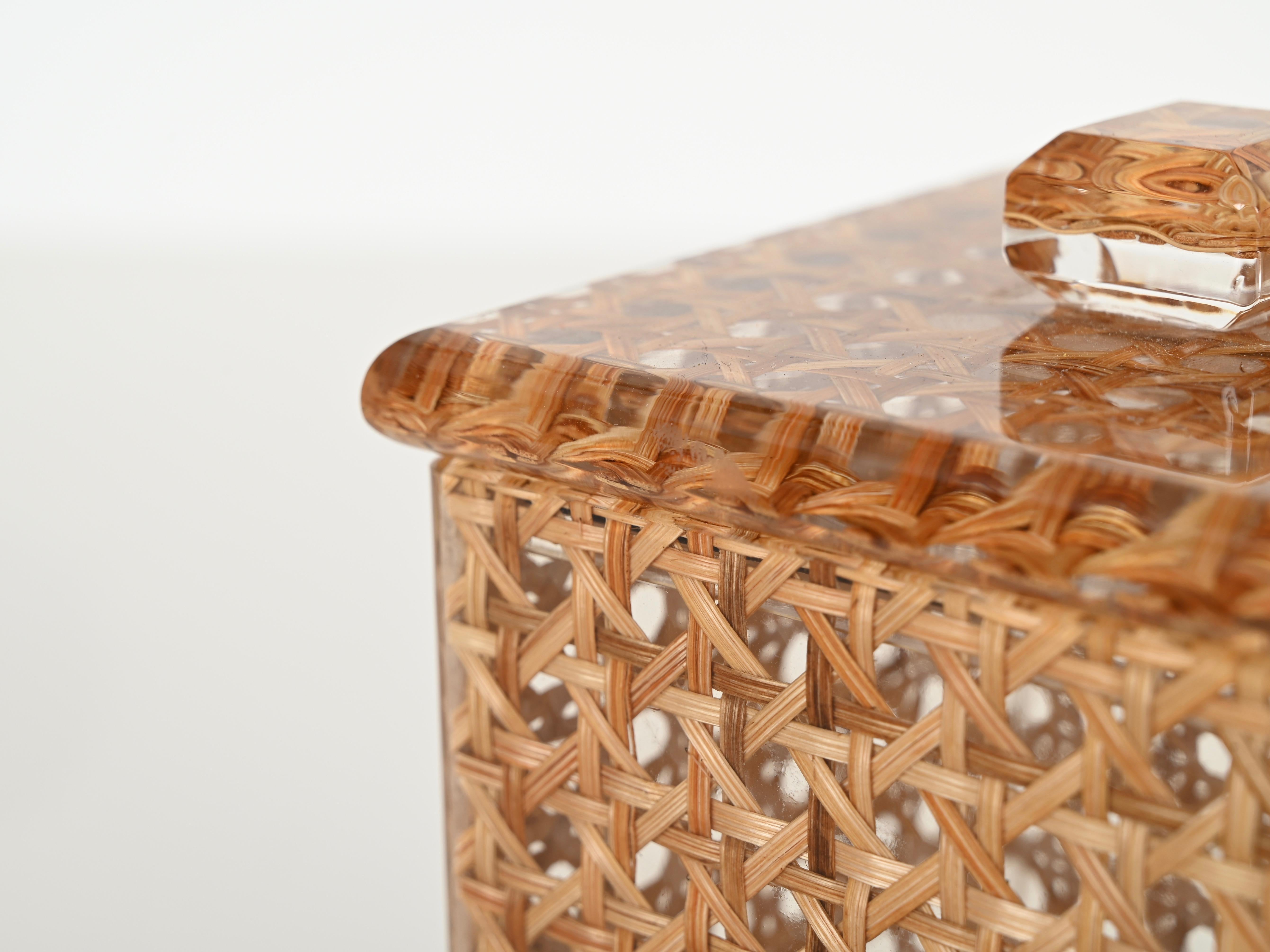 Midcentury Lucite and Vienna Straw Wicker Italian Box 1970s Christian Dior Style In Good Condition For Sale In Roma, IT