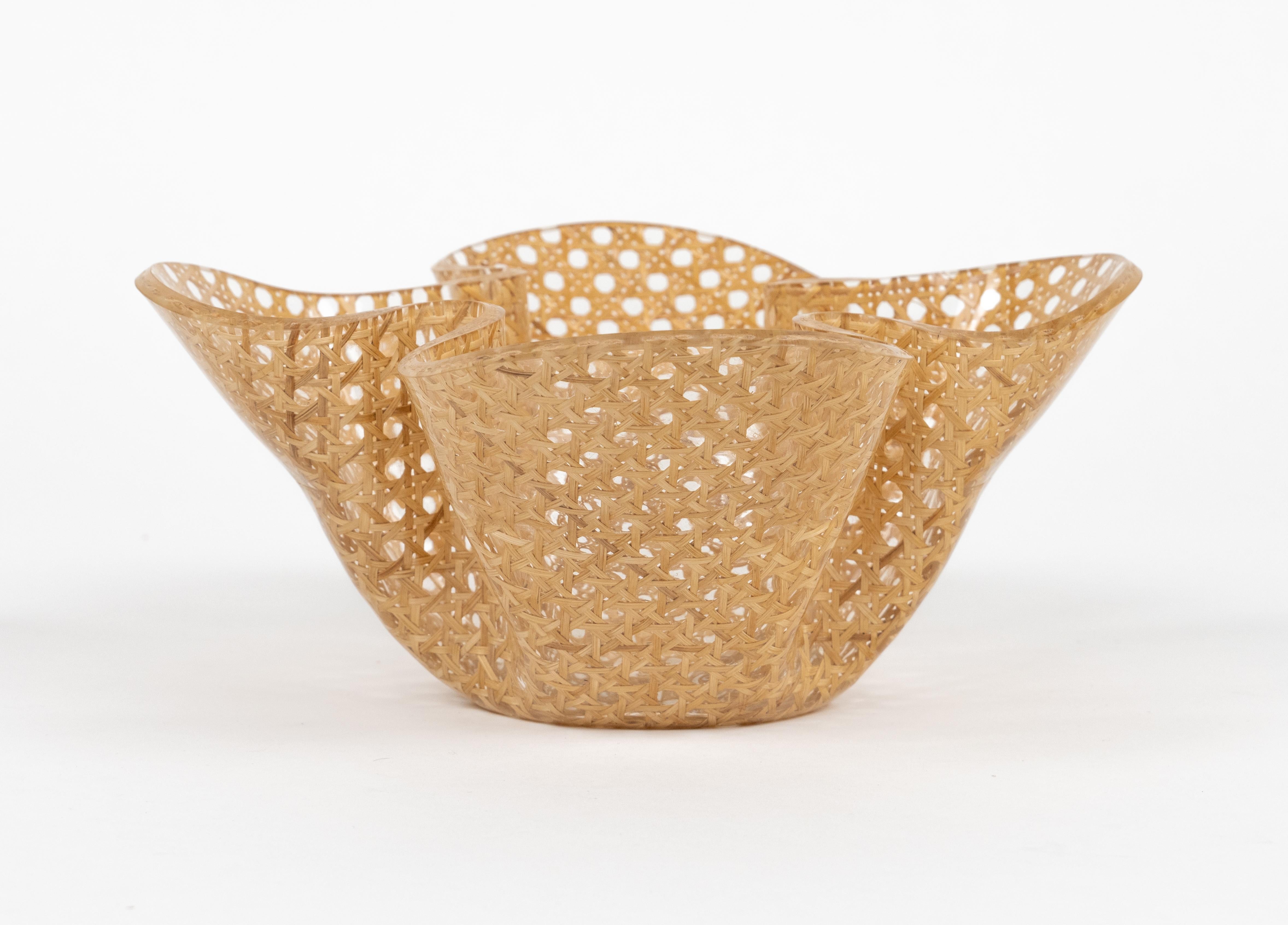 Vaso centrotavola in lucite e vimini del Medioevo in stile Christian Dior, Italia anni '70 in vendita 3