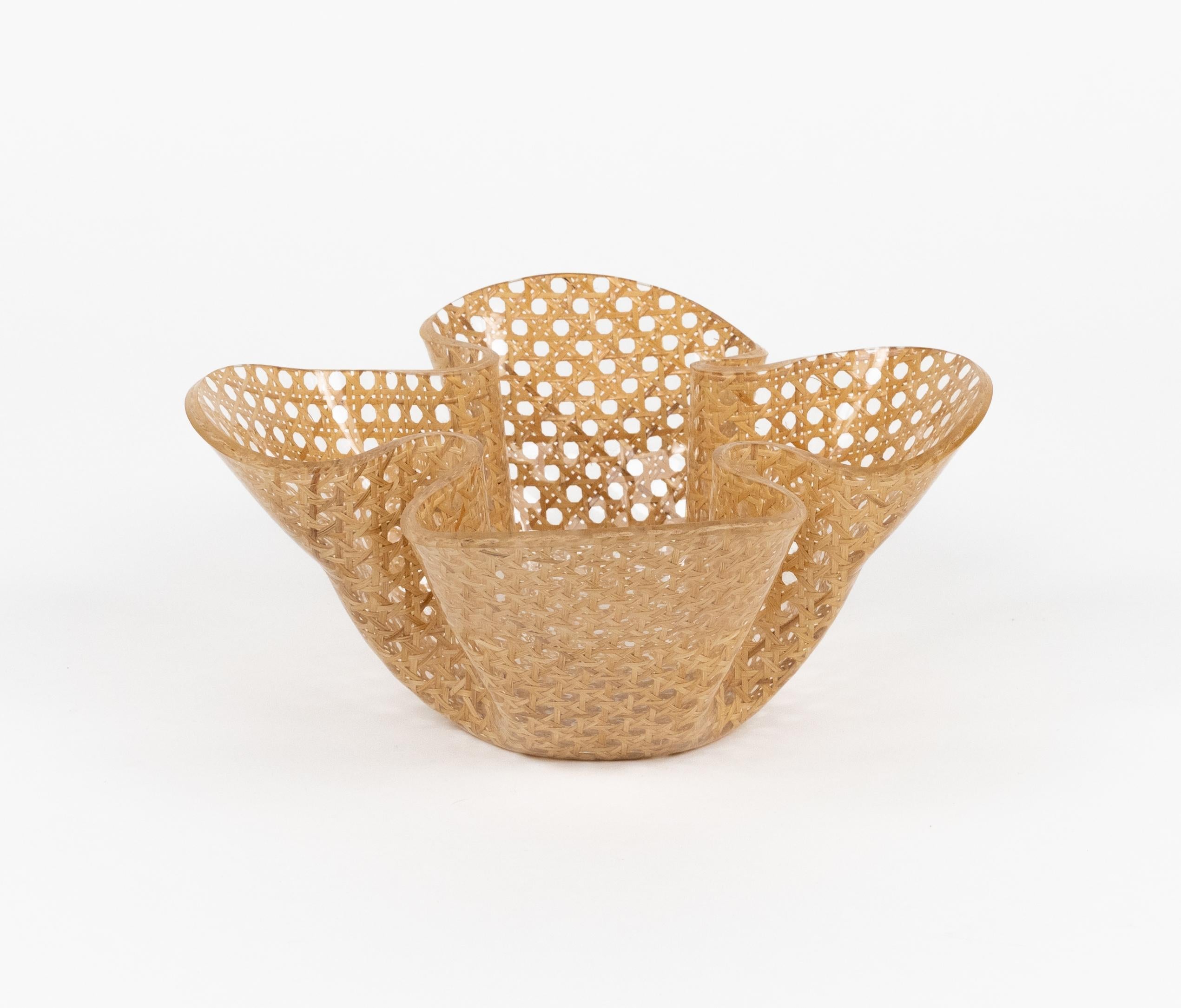 Mid-Century moderno Vaso centrotavola in lucite e vimini del Medioevo in stile Christian Dior, Italia anni '70 in vendita