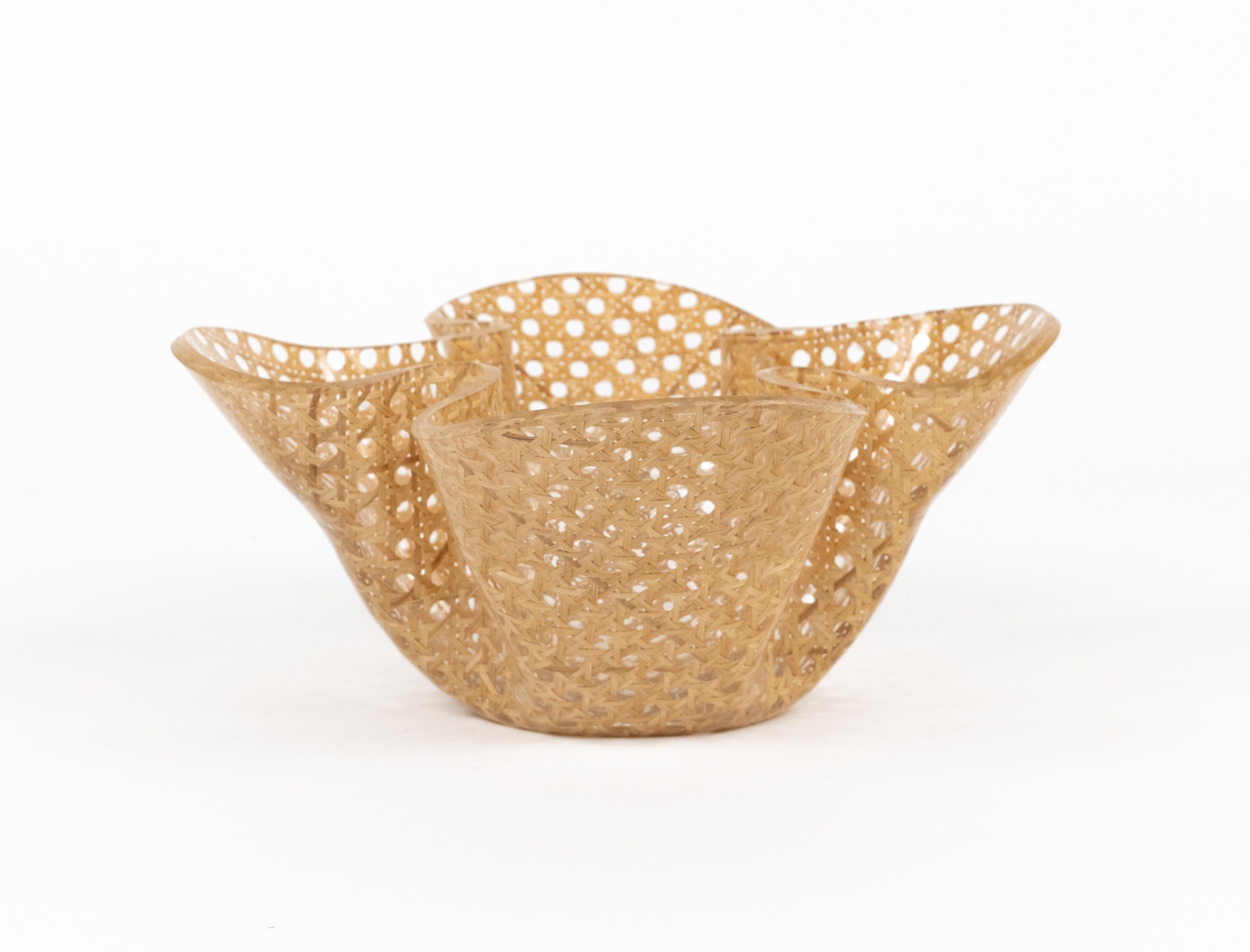 Italiano Vaso centrotavola in lucite e vimini del Medioevo in stile Christian Dior, Italia anni '70 in vendita